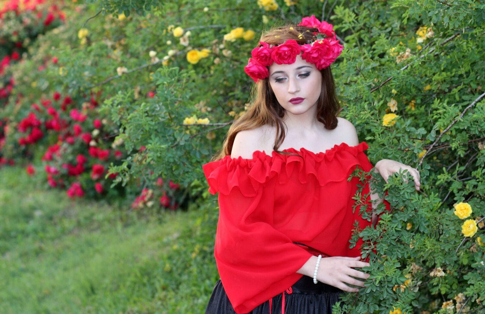 Canon EOS 450D (EOS Rebel XSi / EOS Kiss X2) sample photo. Girl, flowers, wreath photography