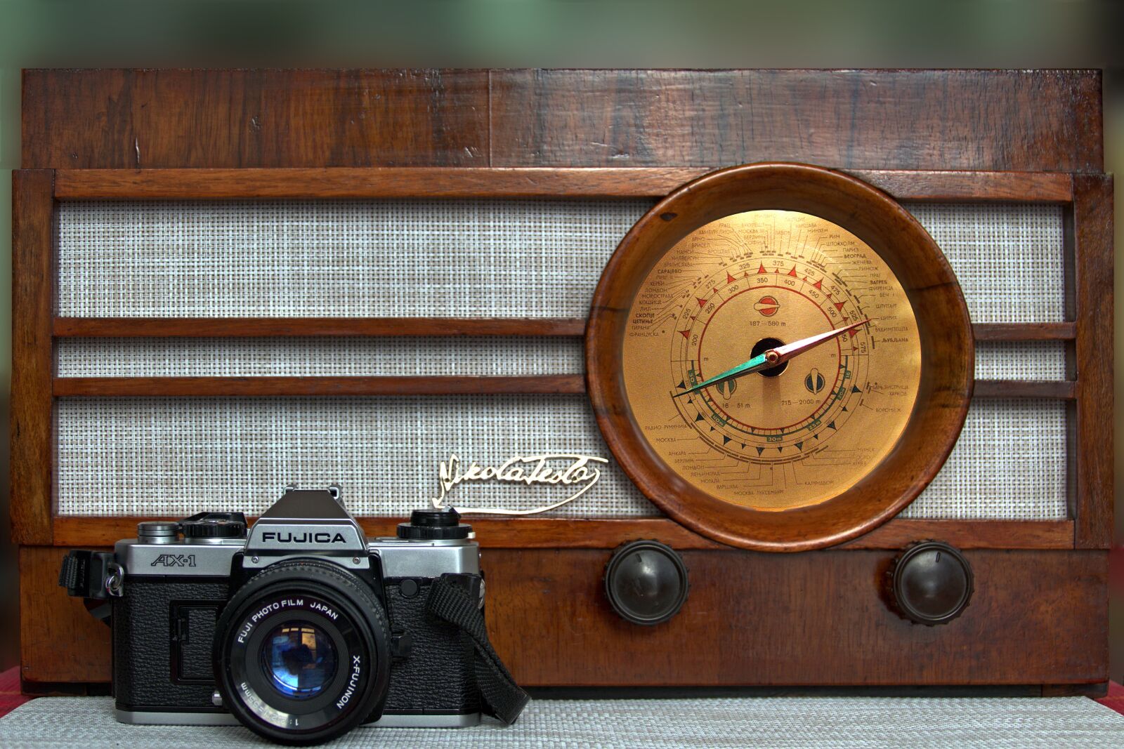 Panasonic Lumix DMC-FZ1000 sample photo. Retro, old radio, analog photography