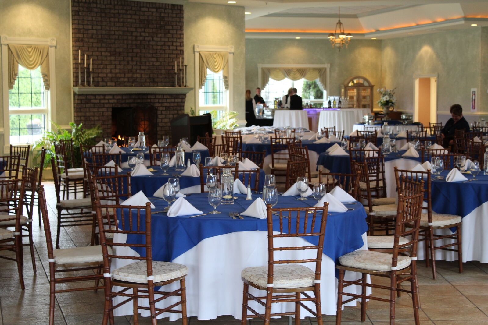 Canon EOS 1300D (EOS Rebel T6 / EOS Kiss X80) sample photo. Table, restaurant, furniture photography
