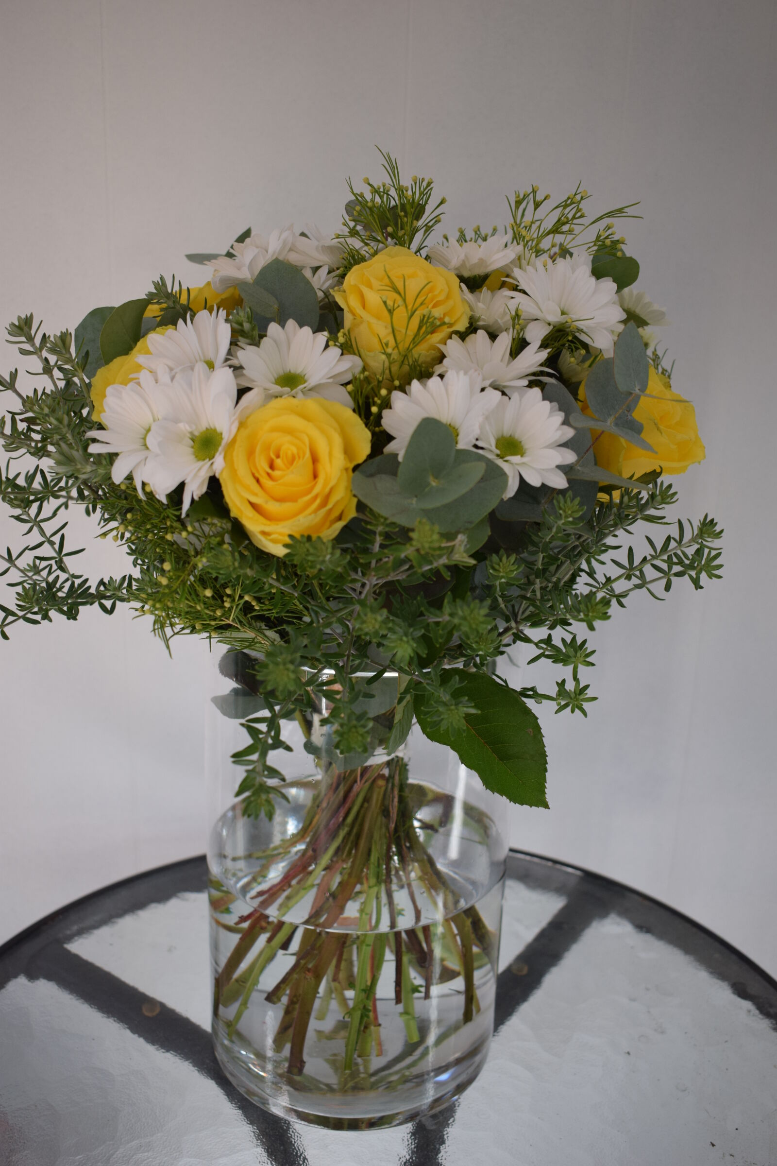 Nikon AF-P DX Nikkor 18-55mm F3.5-5.6G sample photo. Vase, roses photography