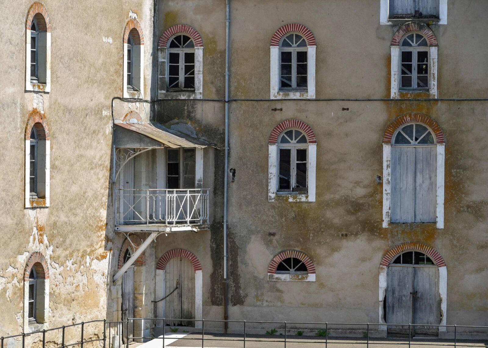 Nikon D500 sample photo. Old, street, architecture, facade photography