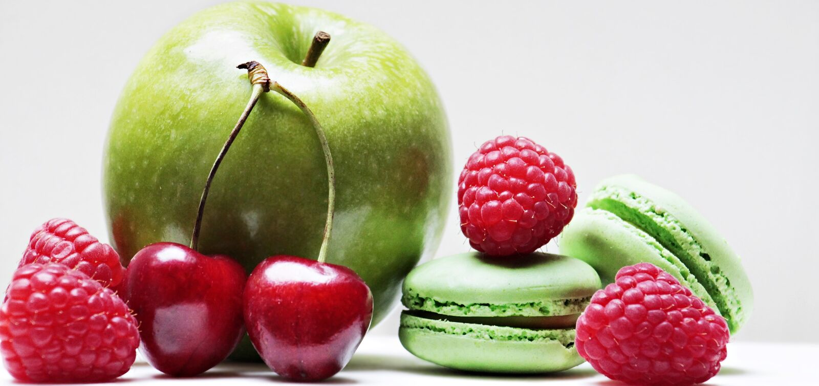 Canon EOS 100D (EOS Rebel SL1 / EOS Kiss X7) sample photo. Apple, raspberries, cherries photography
