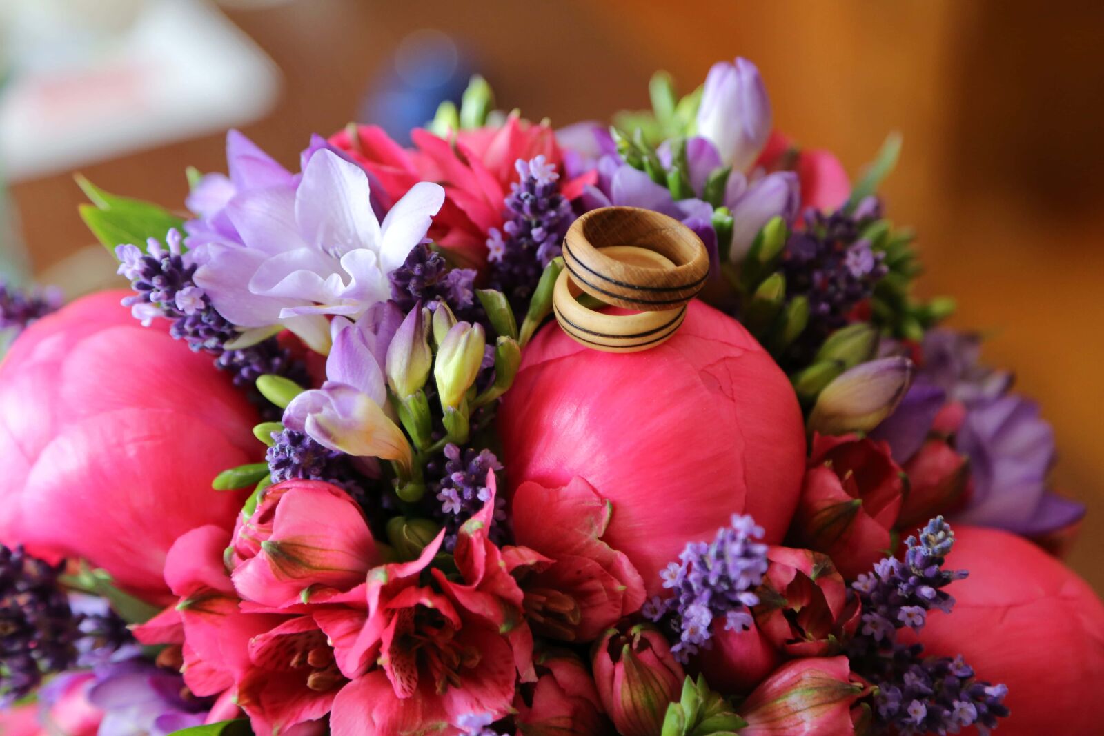 Canon EF 24-105mm F4L IS USM sample photo. Wooden, wedding ring, tulips photography