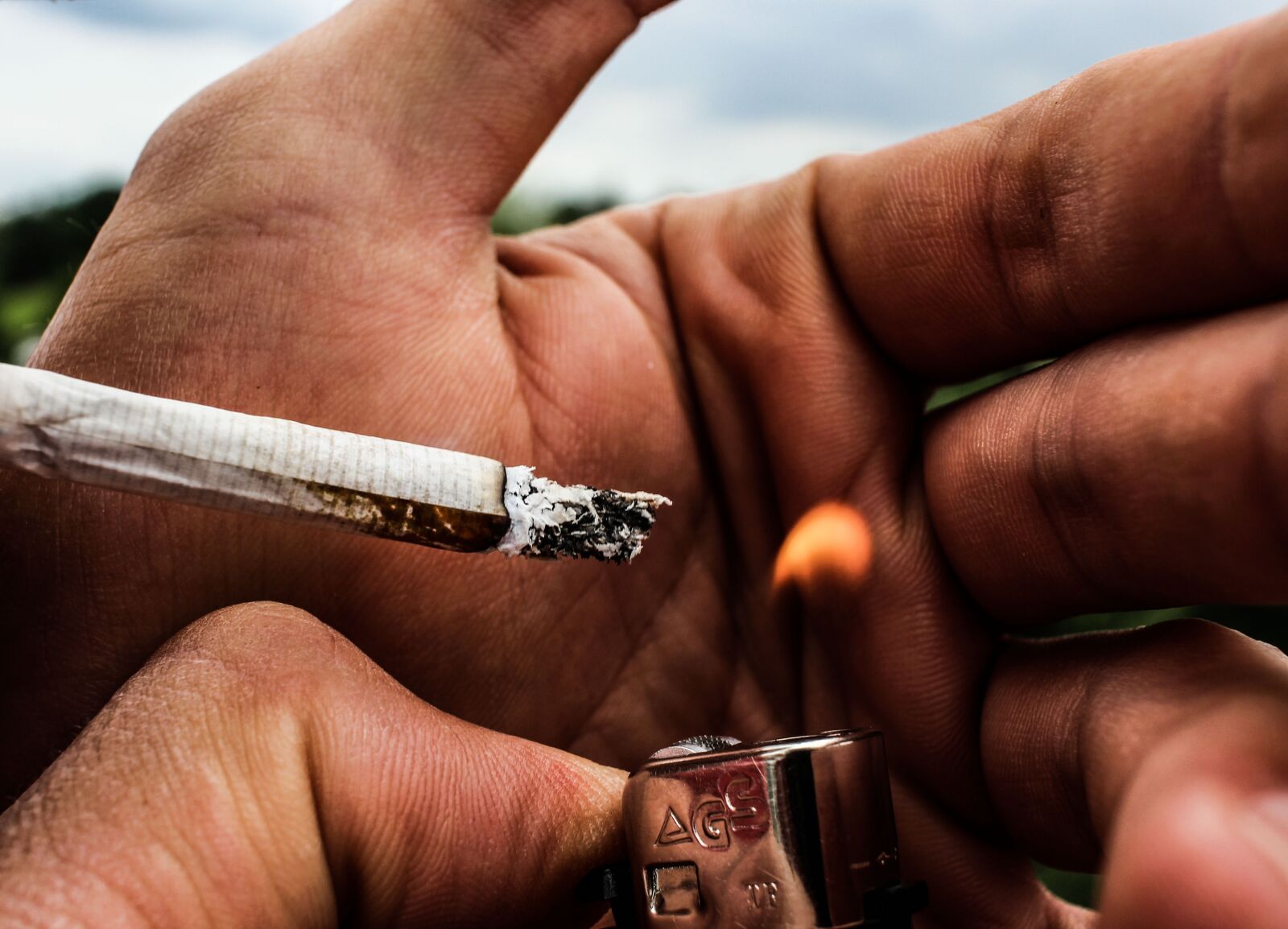 Canon EF-S 24mm F2.8 STM sample photo. Smoking, zigarrete, hands photography