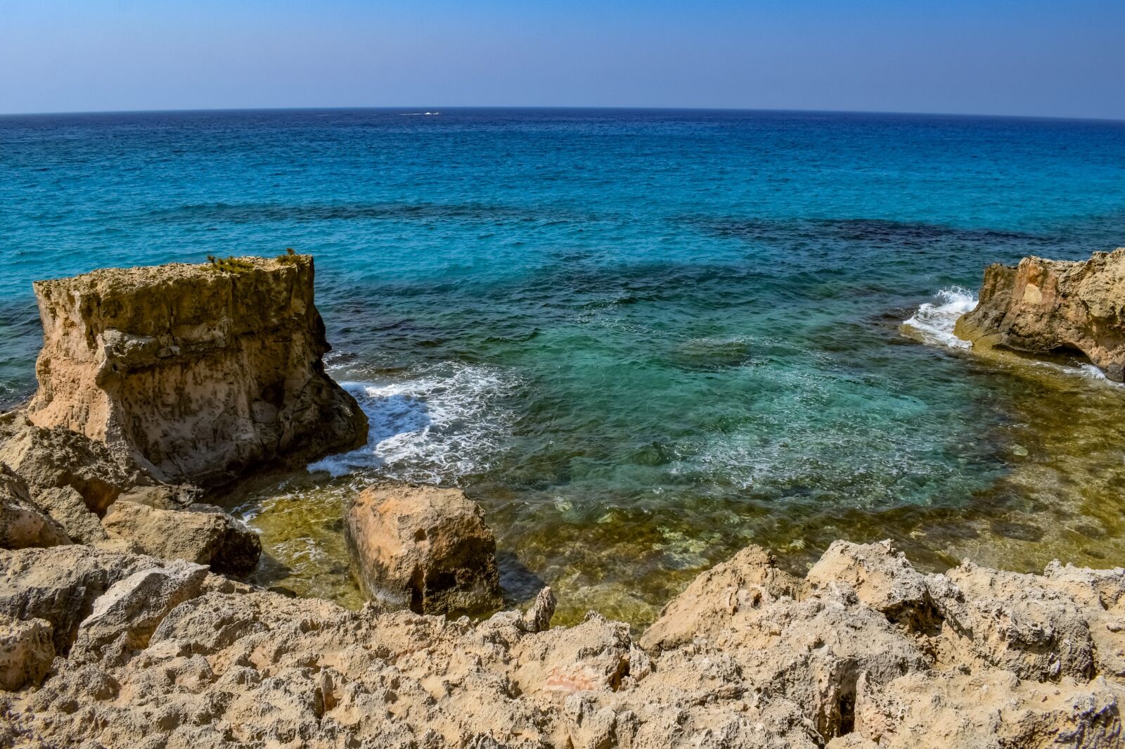 Nikon D3300 sample photo. Rock, rocky coast, beach photography