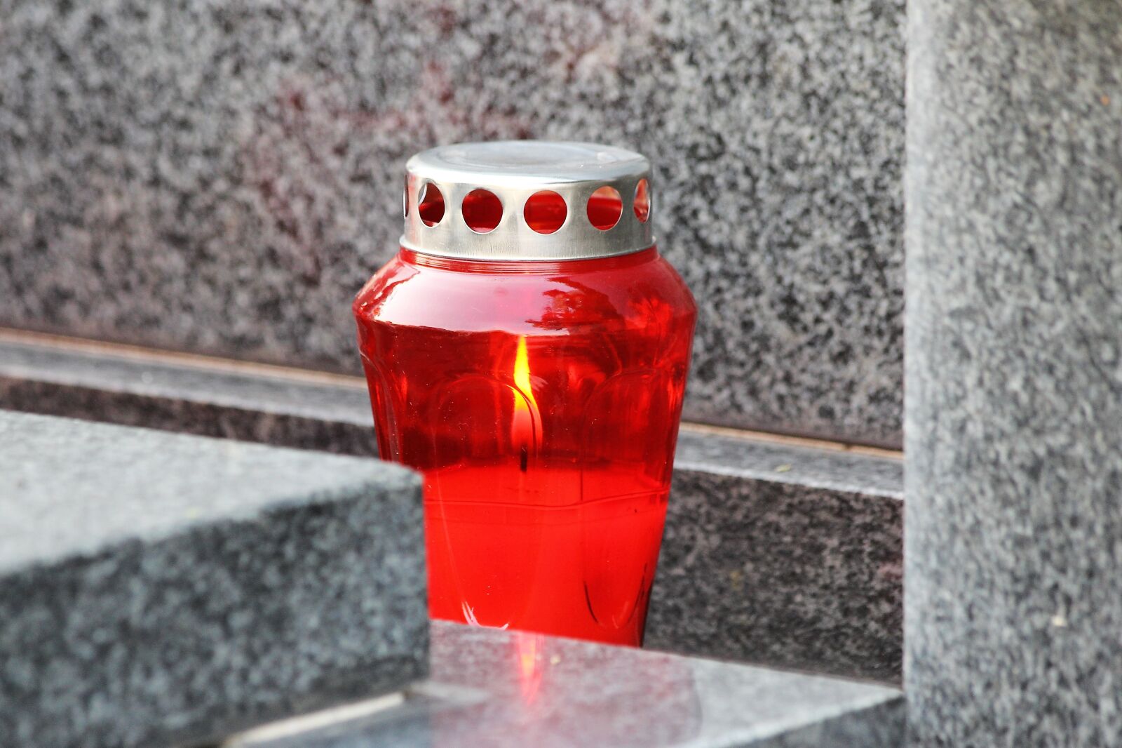 Canon EOS 600D (Rebel EOS T3i / EOS Kiss X5) sample photo. Red candle, lantern, flame photography