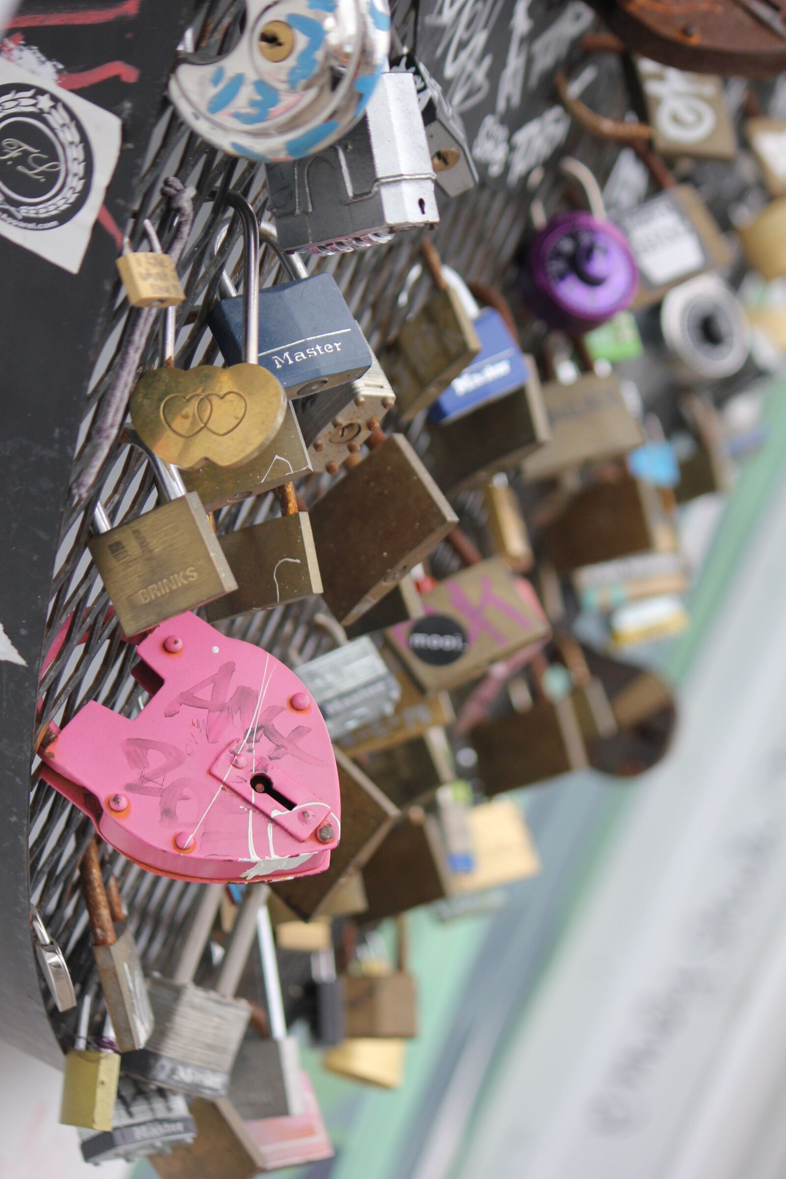 Canon EOS 550D (EOS Rebel T2i / EOS Kiss X4) sample photo. Locks, wall, door photography