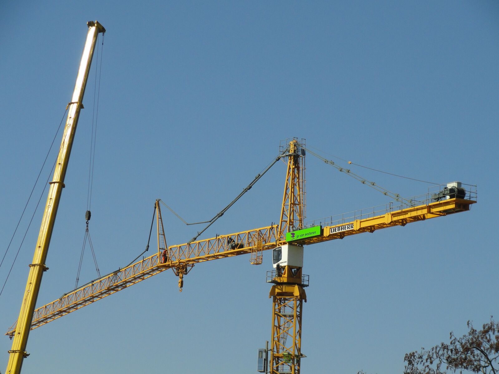 Sony Cyber-shot DSC-H55 sample photo. Crane, assembly, liebherr photography