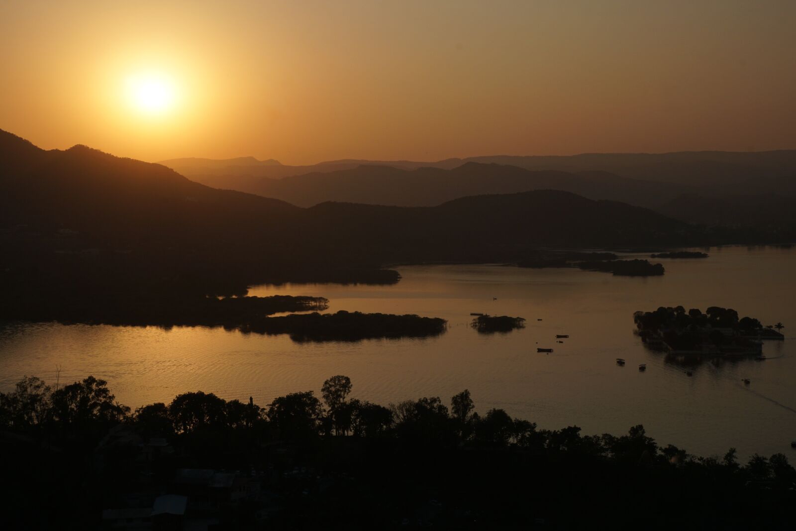 Sony a6000 + Sony E 18-55mm F3.5-5.6 OSS sample photo. Sunset, dawn, waters photography