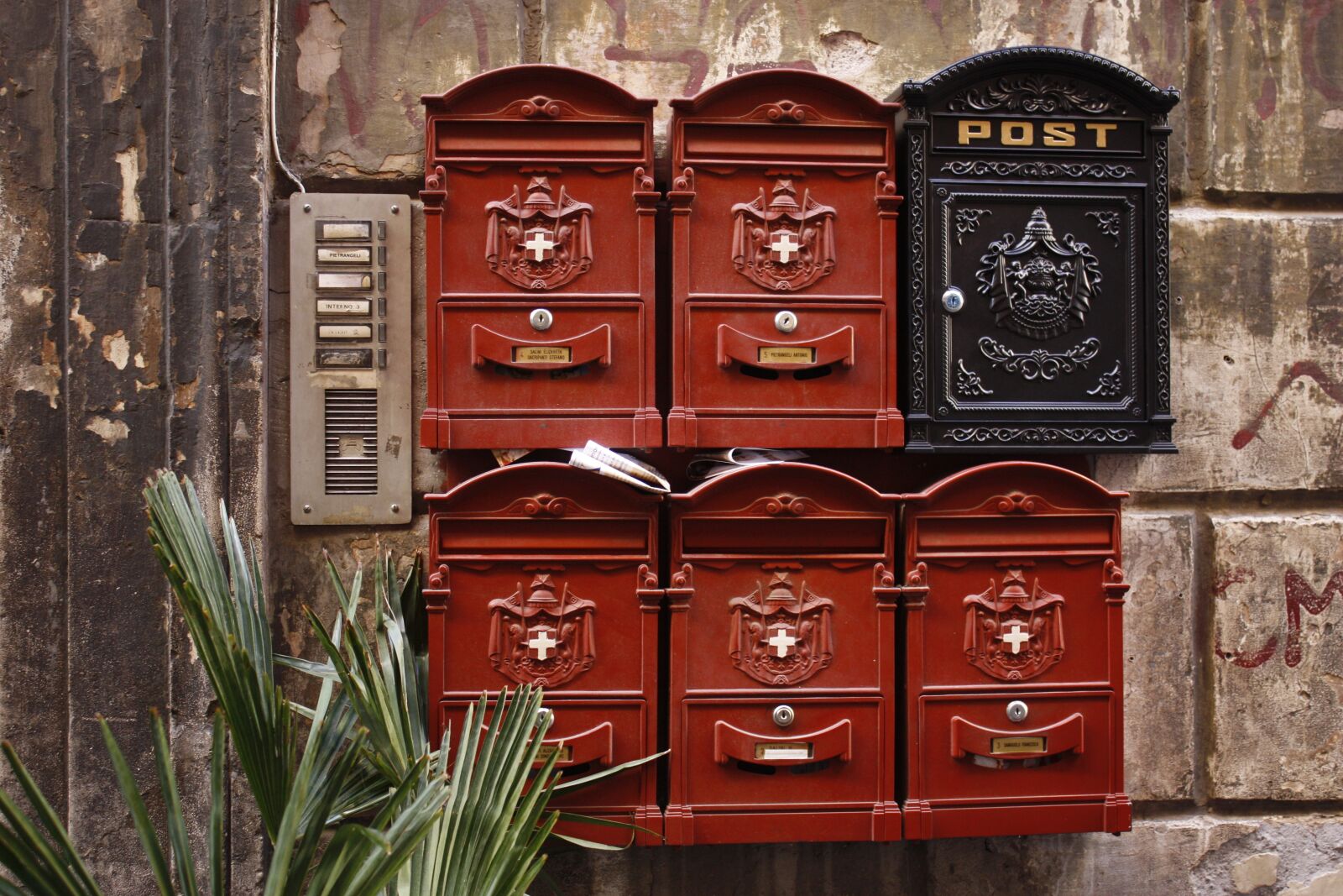 Canon EOS 450D (EOS Rebel XSi / EOS Kiss X2) sample photo. Post box, rome, postage photography