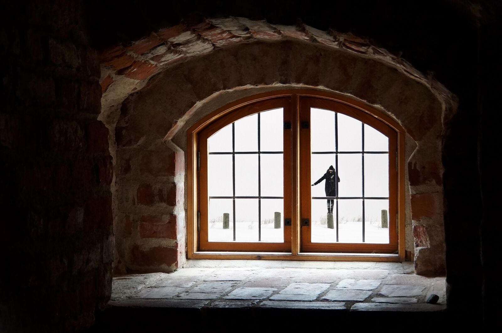 Canon EF 50mm F1.4 USM sample photo. Woman, attic, snow photography
