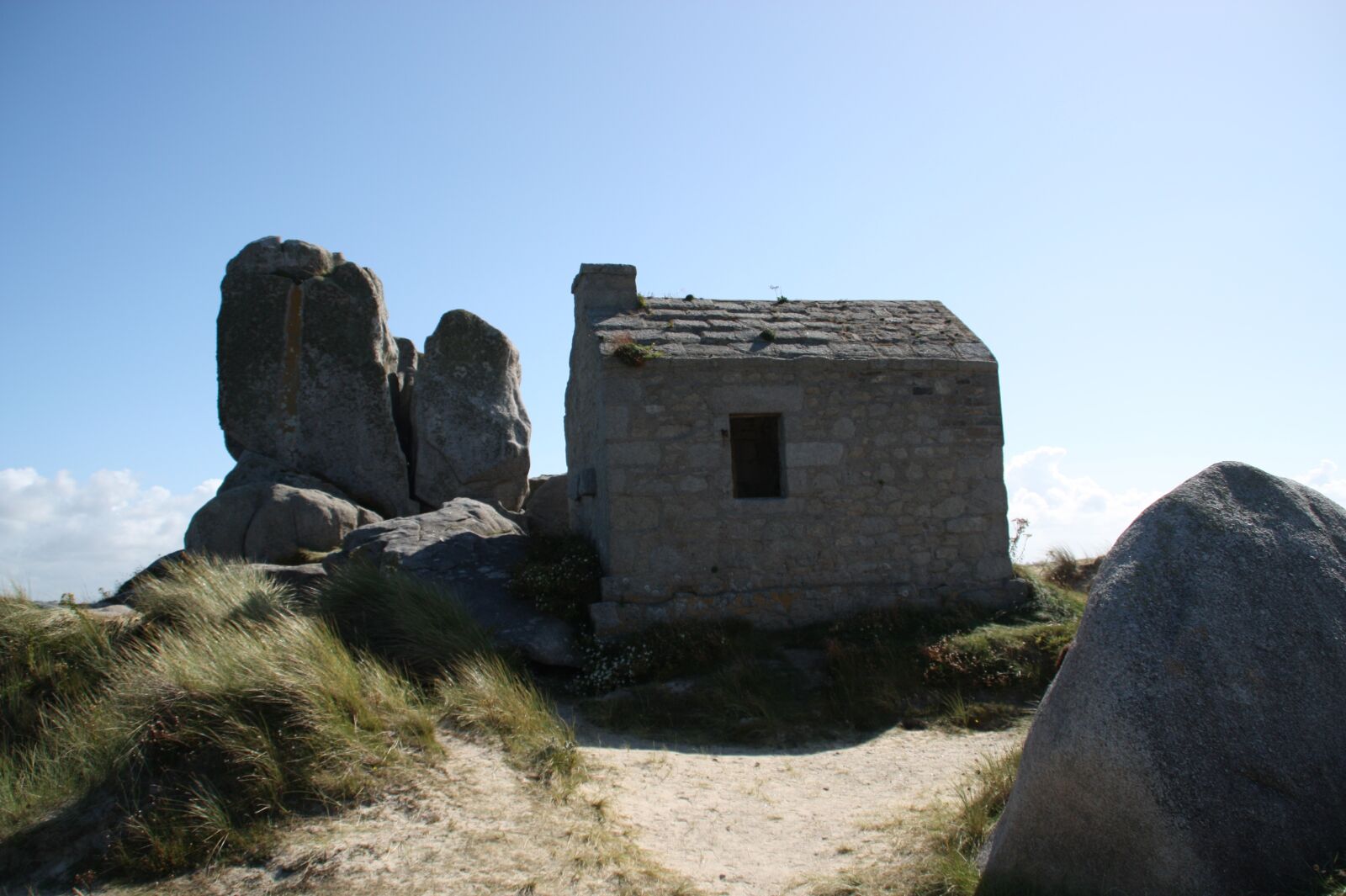 Canon EOS 450D (EOS Rebel XSi / EOS Kiss X2) sample photo. House, cliff, brittany photography