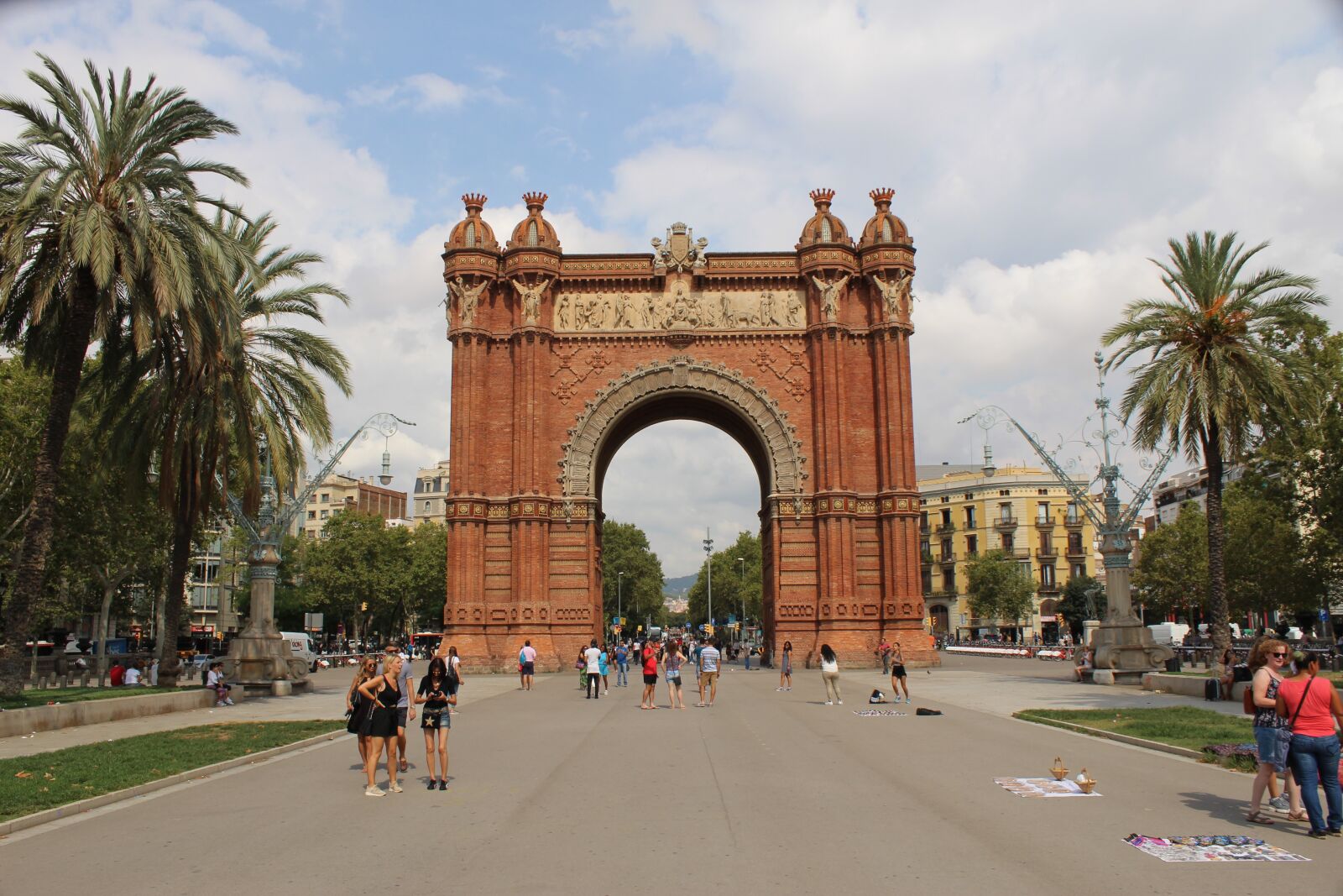 Canon EOS 1300D (EOS Rebel T6 / EOS Kiss X80) sample photo. Barcelona, catalonia, architecture photography