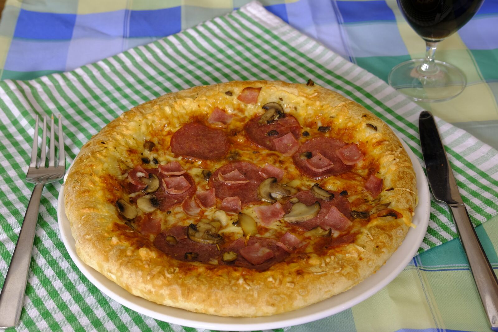 Fujifilm X-T2 + Fujifilm XF 35mm F2 R WR sample photo. Pizza, occupied, topping photography