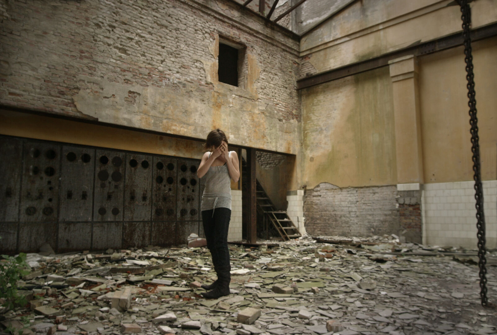 Canon EOS D60 sample photo. Abandoned, alone, building, dirty photography