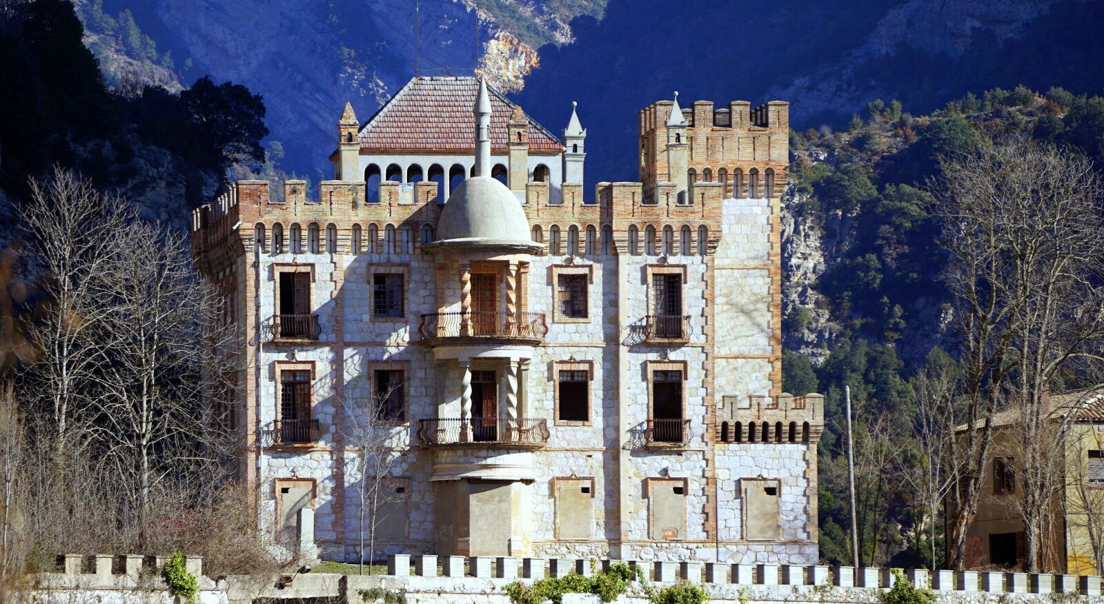 Sony E 55-210mm F4.5-6.3 OSS sample photo. Castle, old, architecture photography