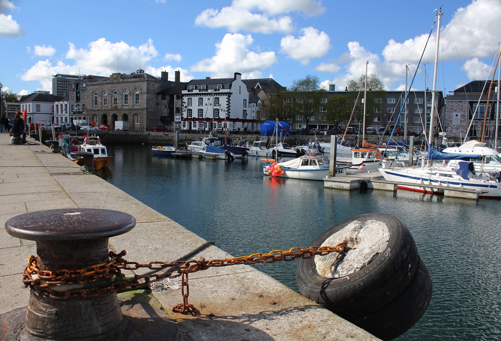 Canon EOS 550D (EOS Rebel T2i / EOS Kiss X4) sample photo. Bay, boats, buildings, chain photography