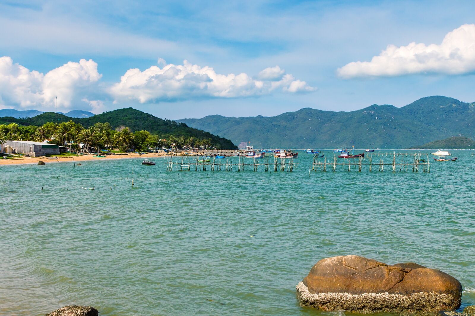 Canon EOS 700D (EOS Rebel T5i / EOS Kiss X7i) sample photo. Village, bottle, the sea photography