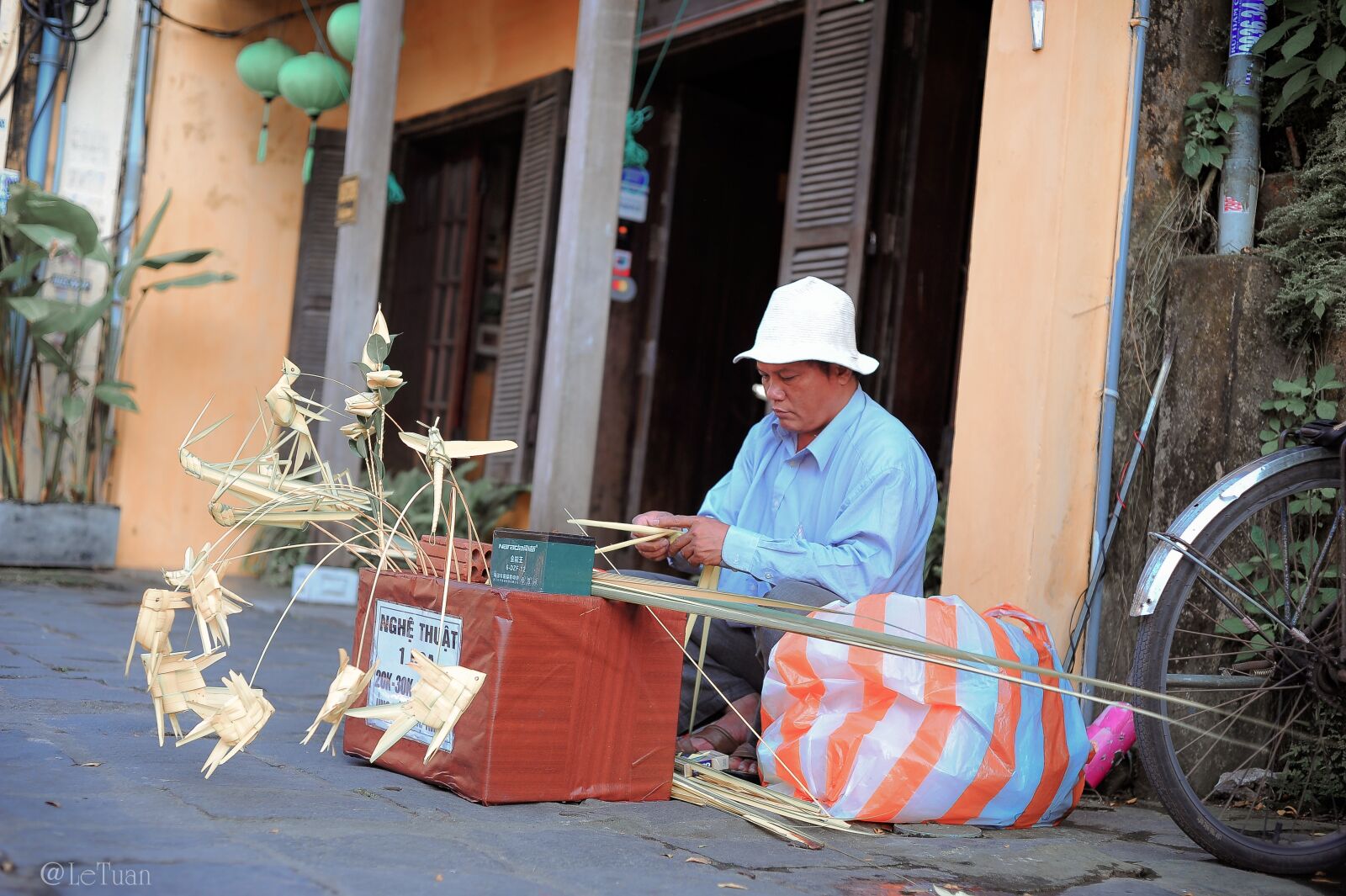 Nikon D700 sample photo. Hoi an, souvenirs, man photography