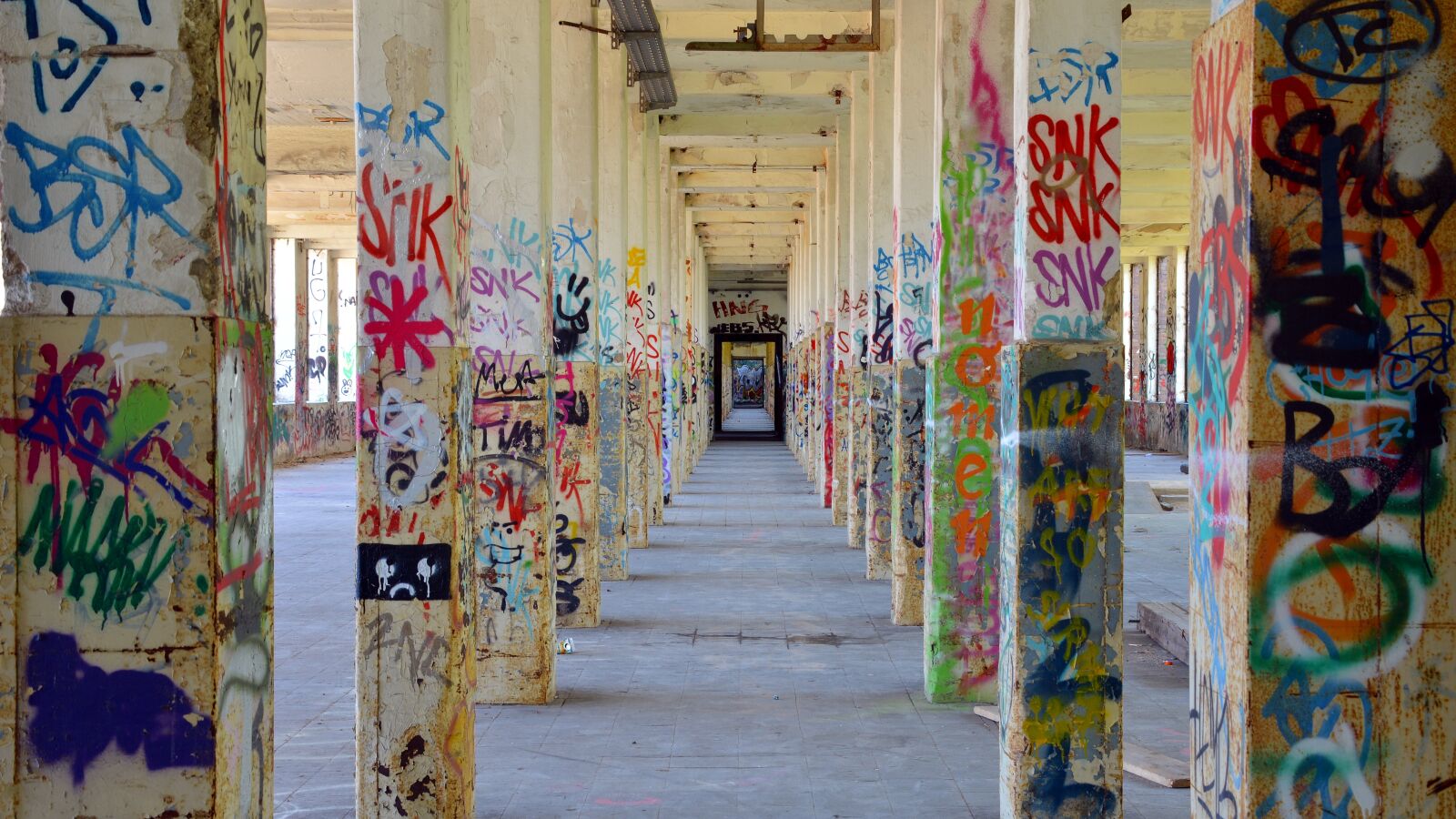Nikon D5200 sample photo. Lost places, ruin, graffiti photography