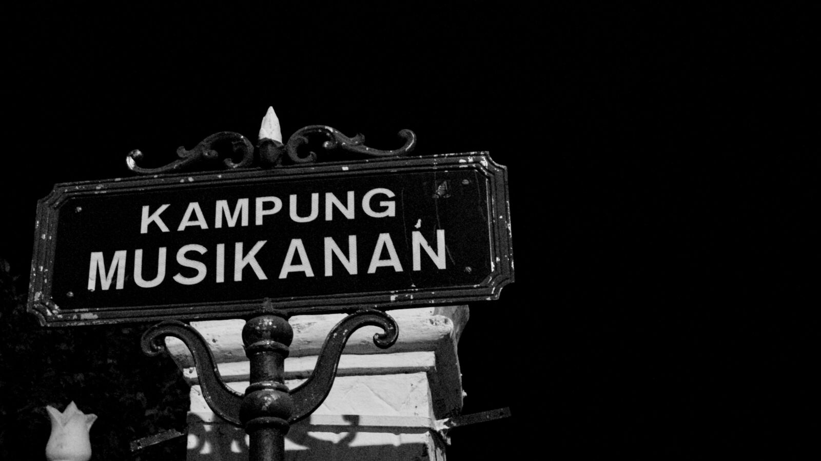 Sony Alpha DSLR-A230 sample photo. Sign, black, white photography