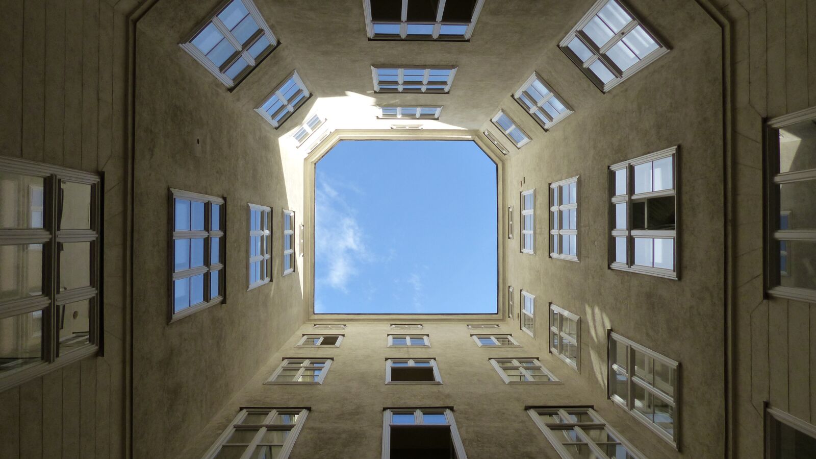 Panasonic Lumix DMC-FZ200 sample photo. Geometric, wall, facade photography
