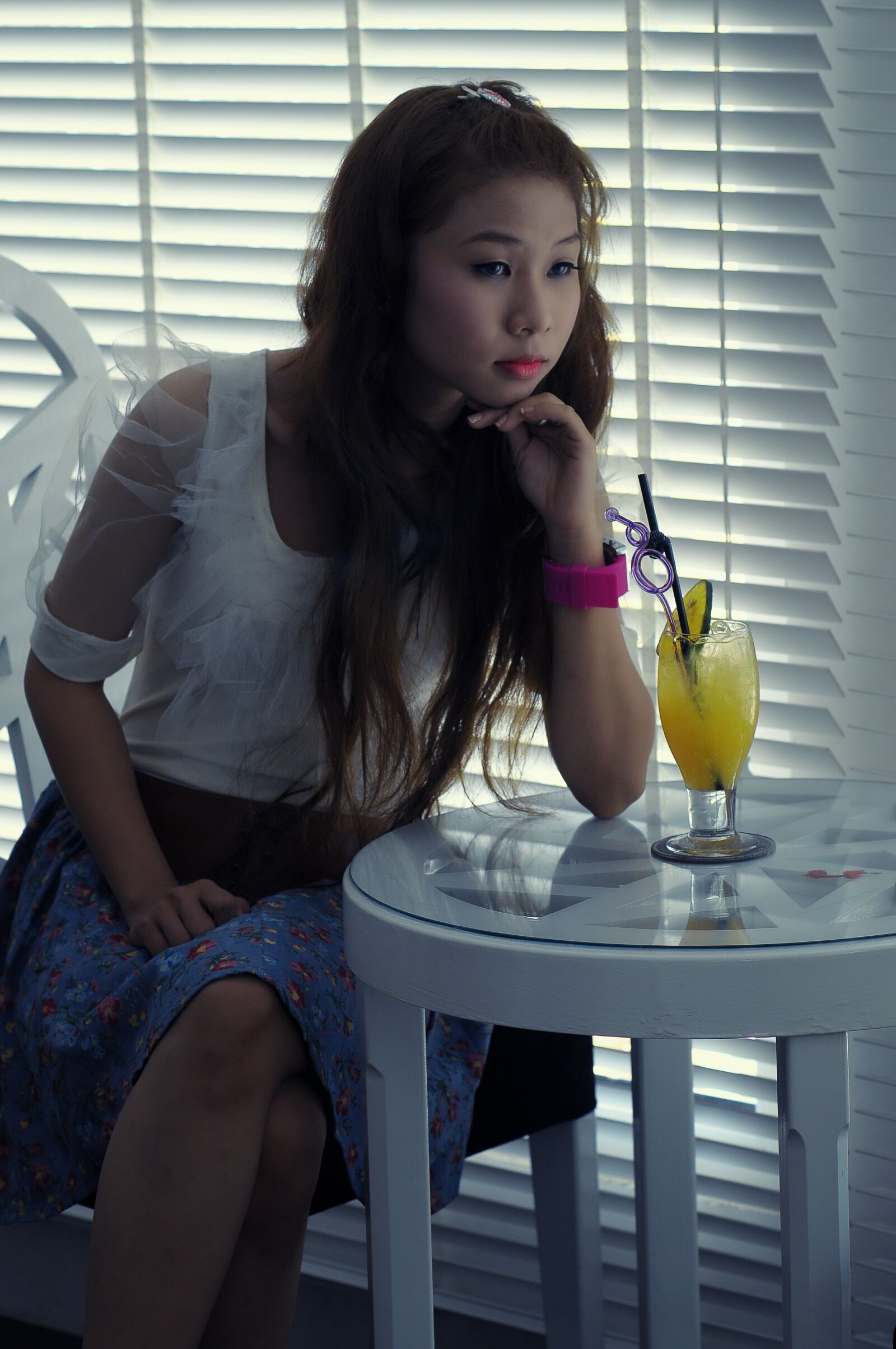 Nikon D90 sample photo. Girl, sad, cafe photography