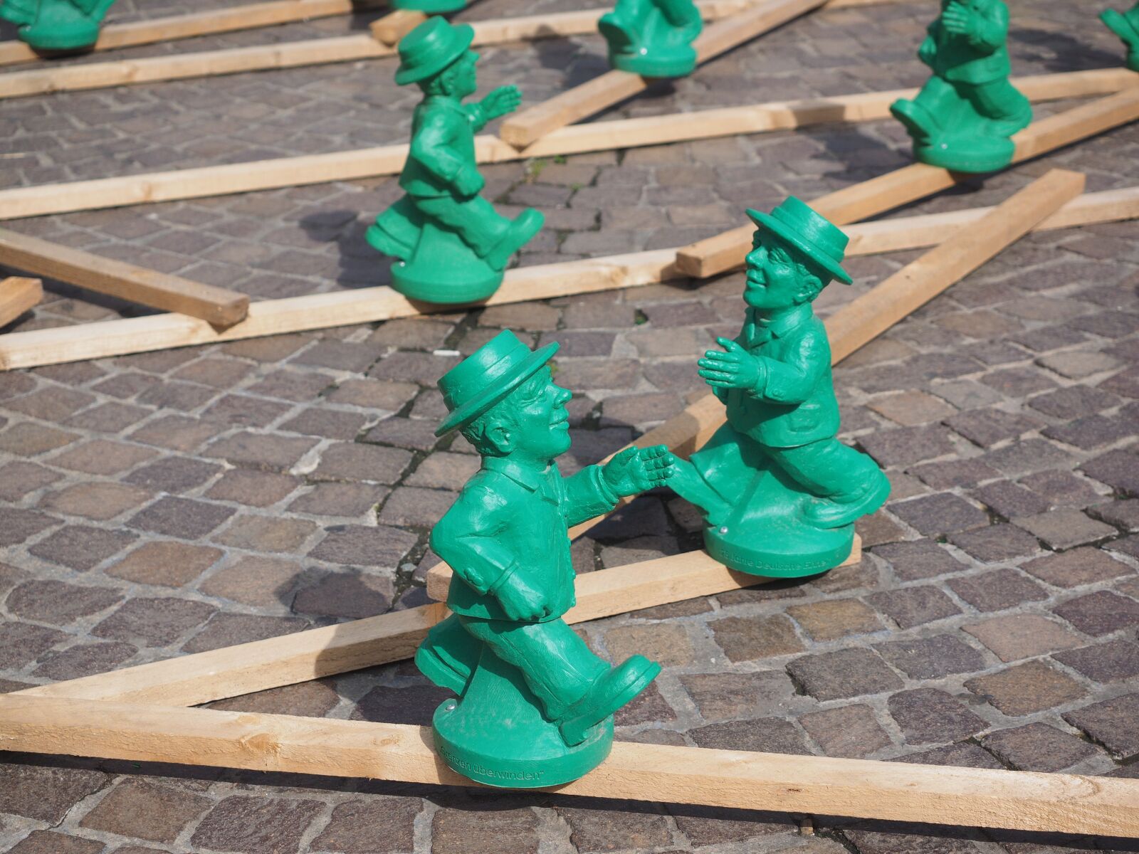 Olympus OM-D E-M1 + Olympus M.Zuiko Digital ED 12-40mm F2.8 Pro sample photo. Green men, art, artwork photography