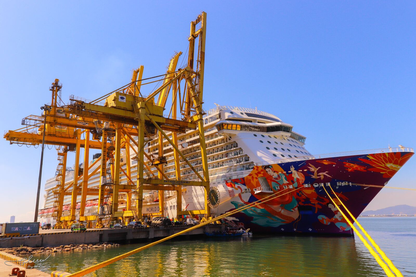 Canon EOS 800D (EOS Rebel T7i / EOS Kiss X9i) sample photo. Danang, the boat, port photography