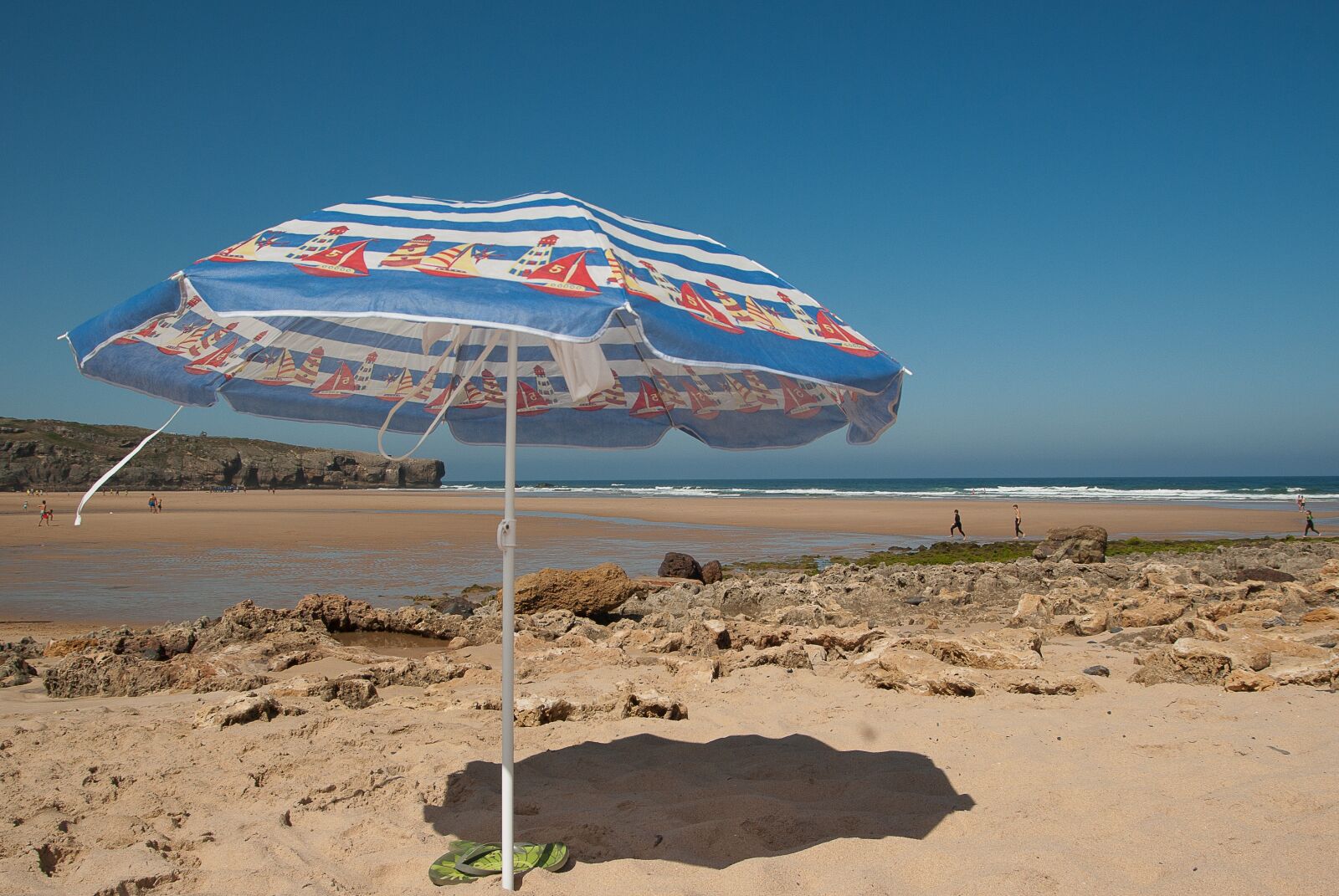 Pentax K10D sample photo. Beach, parasol, holiday photography