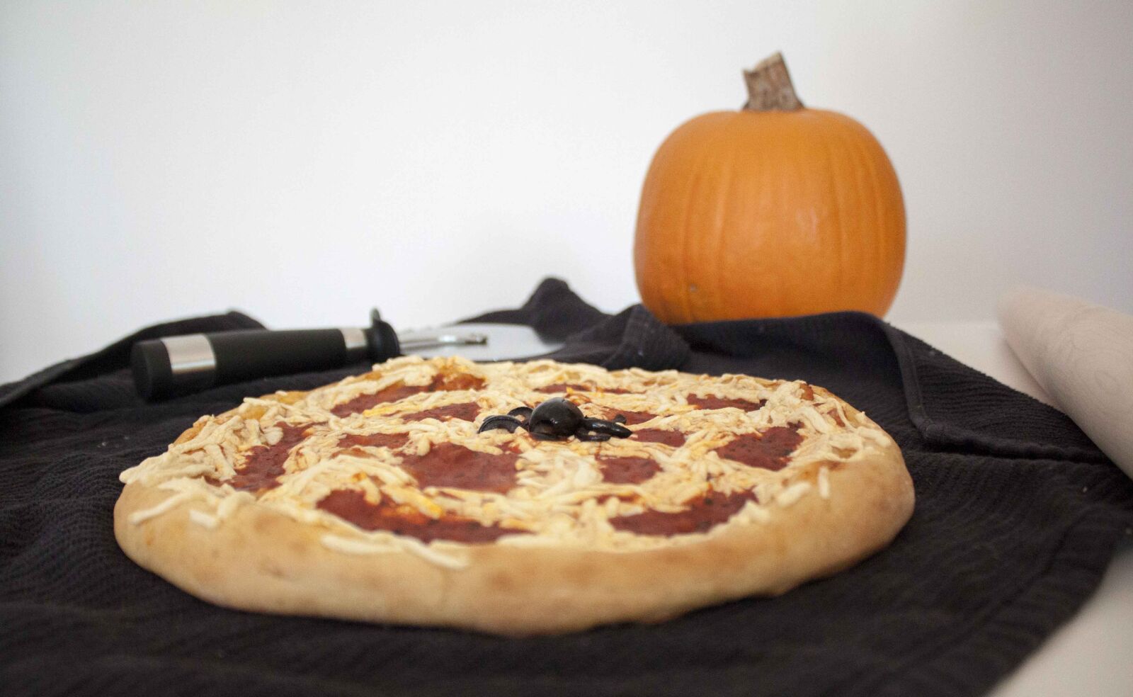 Canon EOS 500D (EOS Rebel T1i / EOS Kiss X3) + Canon EF-S 18-55mm F3.5-5.6 IS sample photo. Pizza, halloween, olive photography