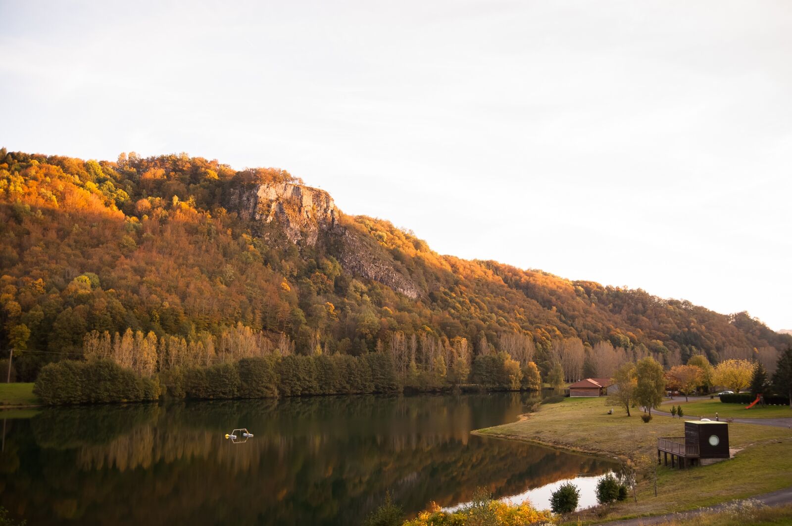 Tamron SP AF 17-50mm F2.8 XR Di II LD Aspherical (IF) sample photo. Cantal, lake, reflection photography