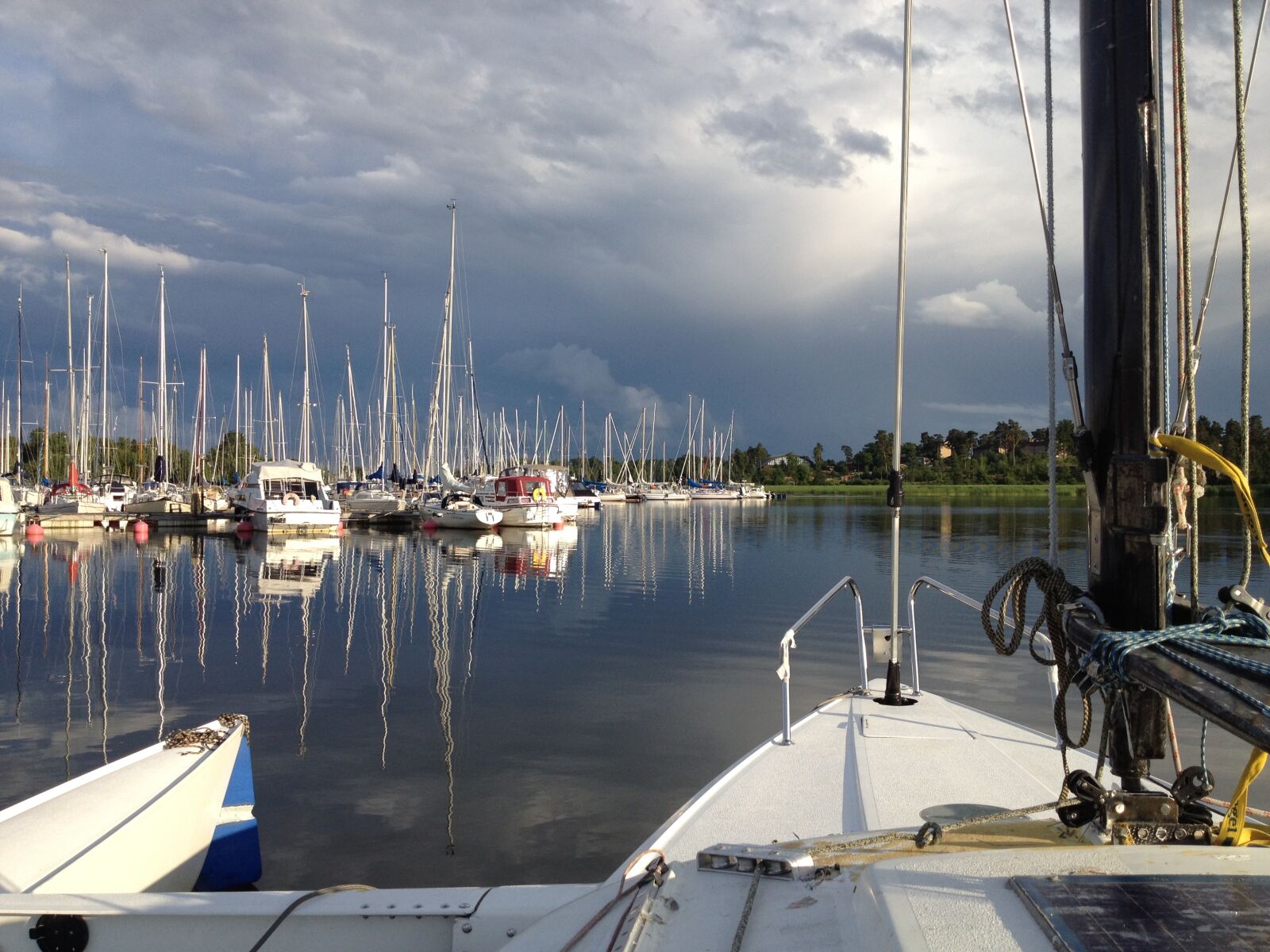 iPhone 4S back camera 4.28mm f/2.4 sample photo. Archipelago, boats, cloudy, sky photography