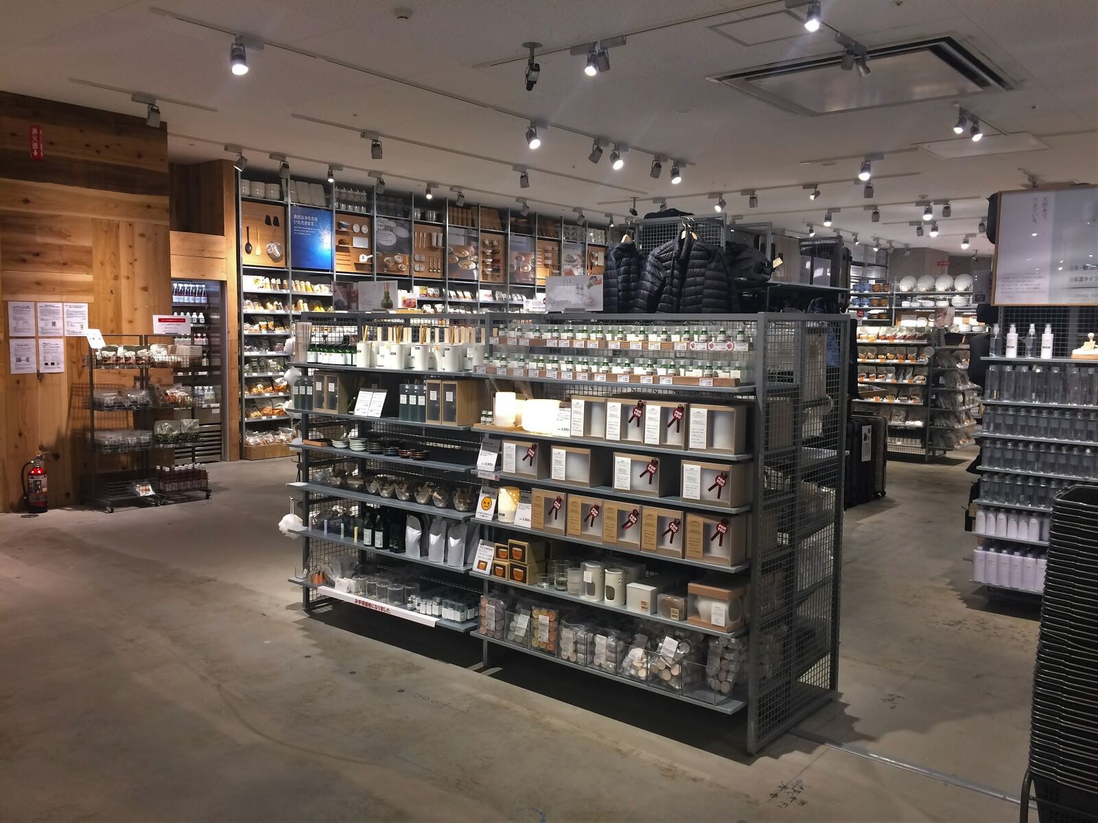 iPhone 5s back camera 4.15mm f/2.2 sample photo. Mujirushi ryohin, aroma, difuza photography