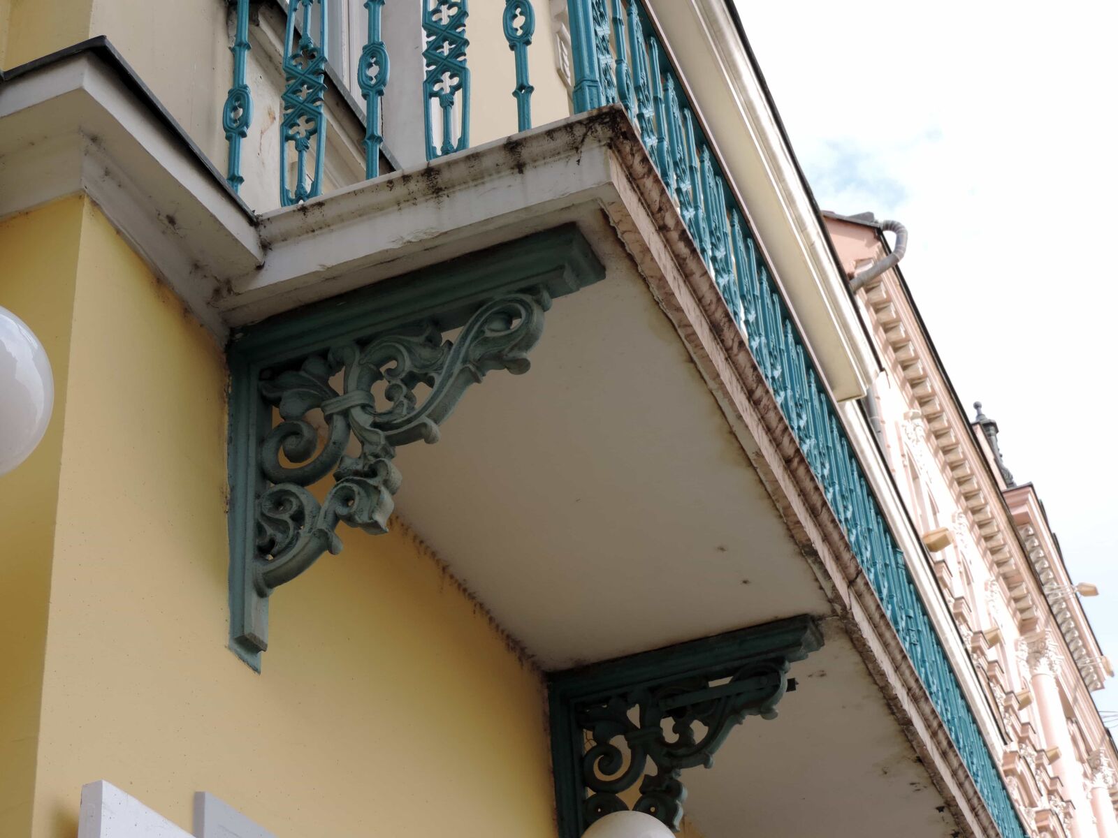 Nikon Coolpix P520 sample photo. Cast iron, fence, architecture photography