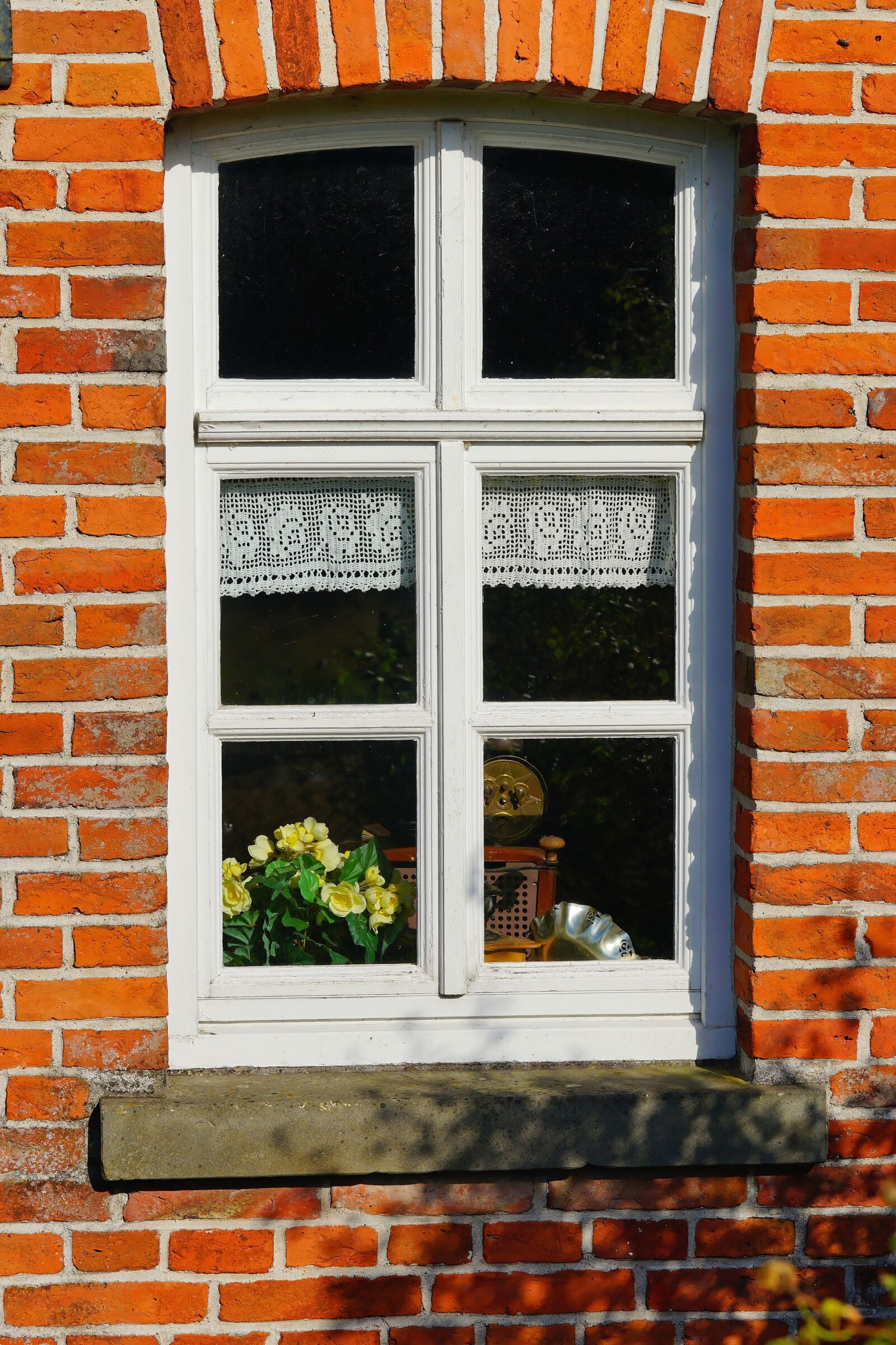 Minolta AF 80-200mm F2.8 HS-APO G sample photo. Window, house wall, facade photography