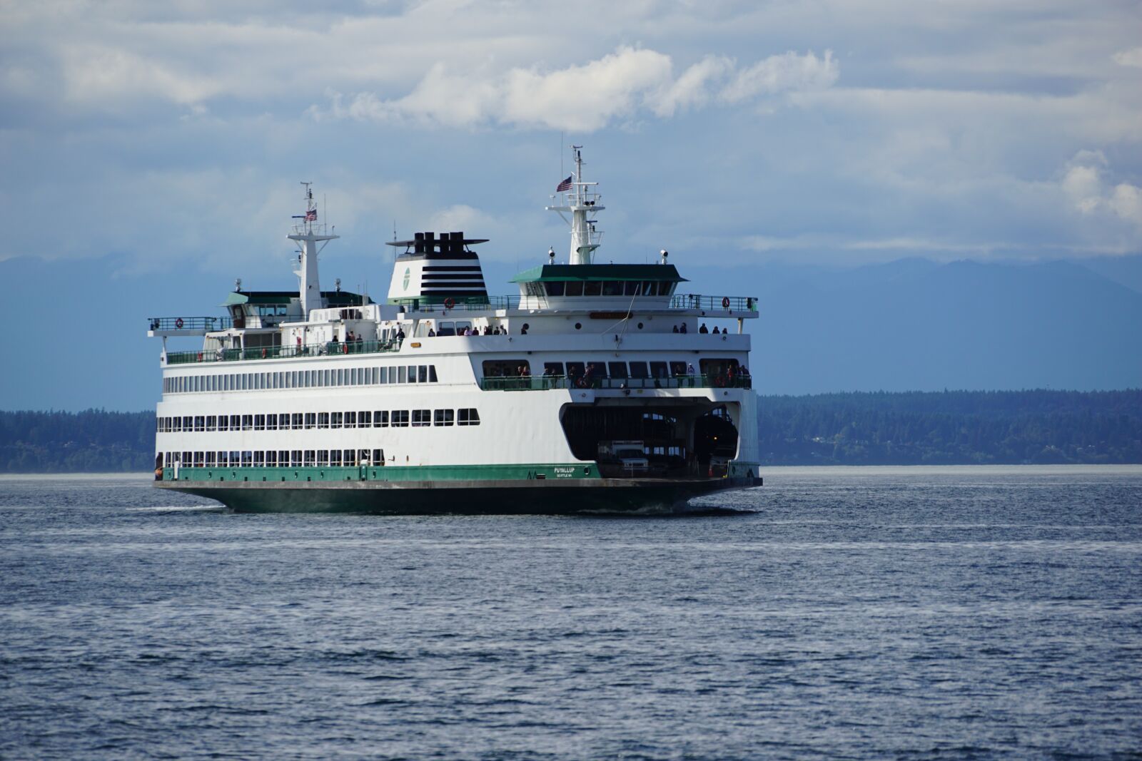 Sony a6000 + Sony E 18-200mm F3.5-6.3 OSS sample photo. Seattle, ferries, water photography