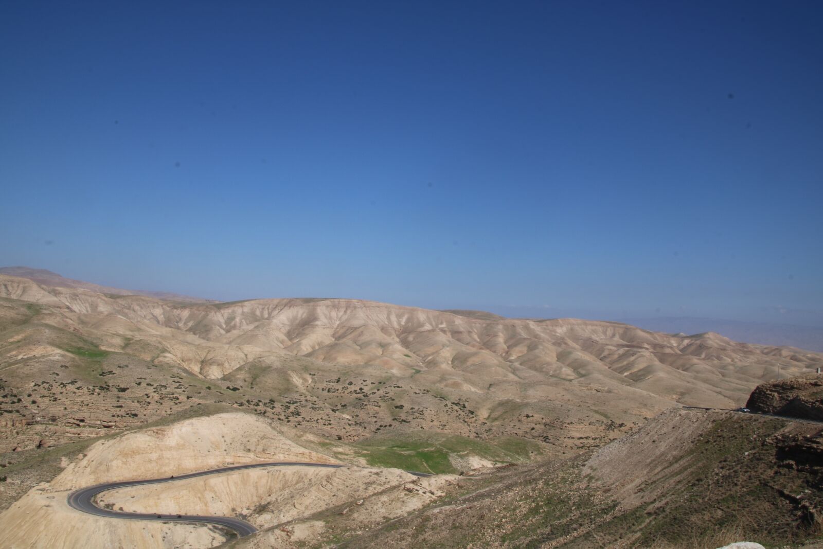 Canon EOS 750D (EOS Rebel T6i / EOS Kiss X8i) + Canon TS-E 90mm F2.8 Tilt-Shift sample photo. Desert, spring, road photography