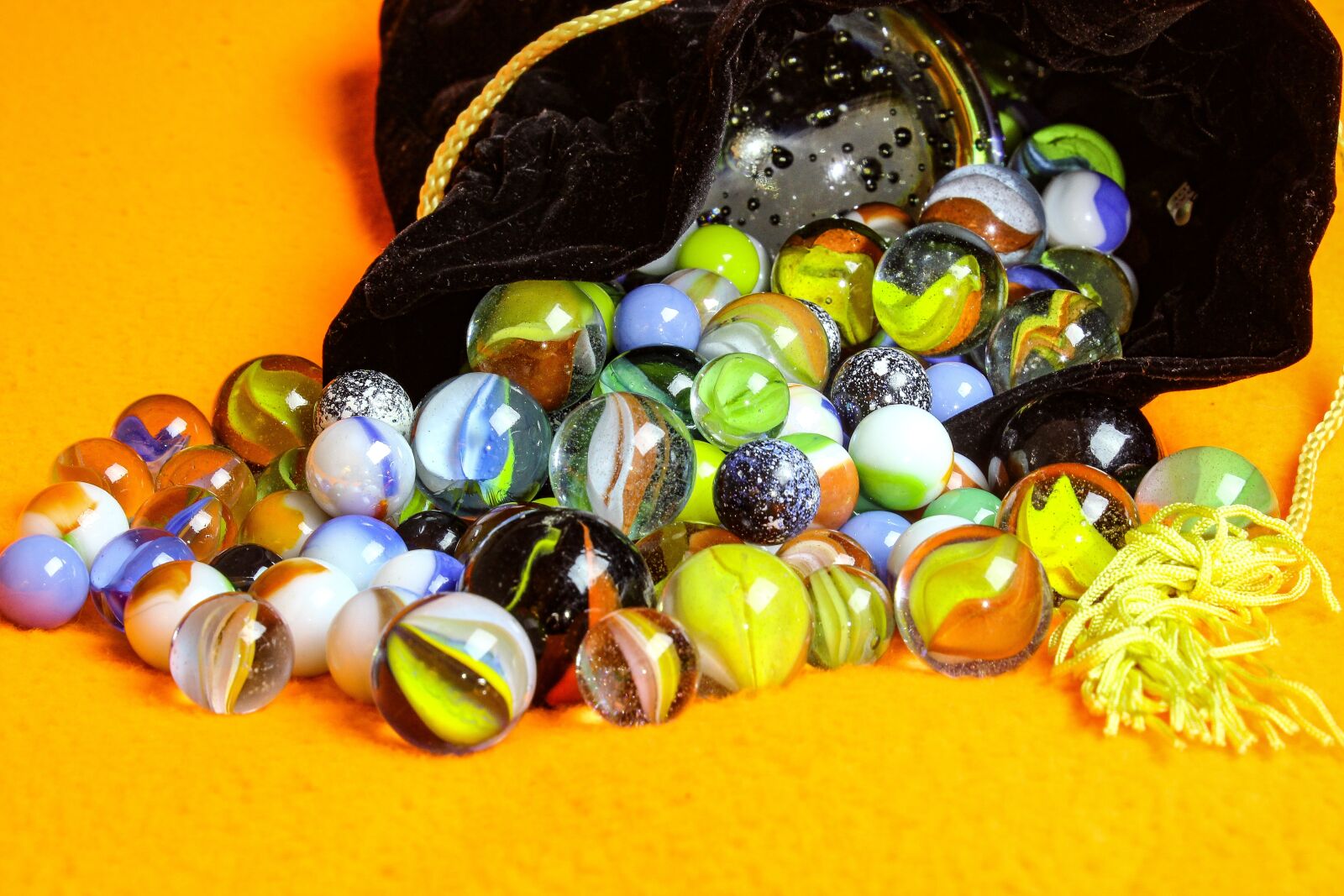 Canon EOS 600D (Rebel EOS T3i / EOS Kiss X5) sample photo. Marbles, desktop, bag of photography