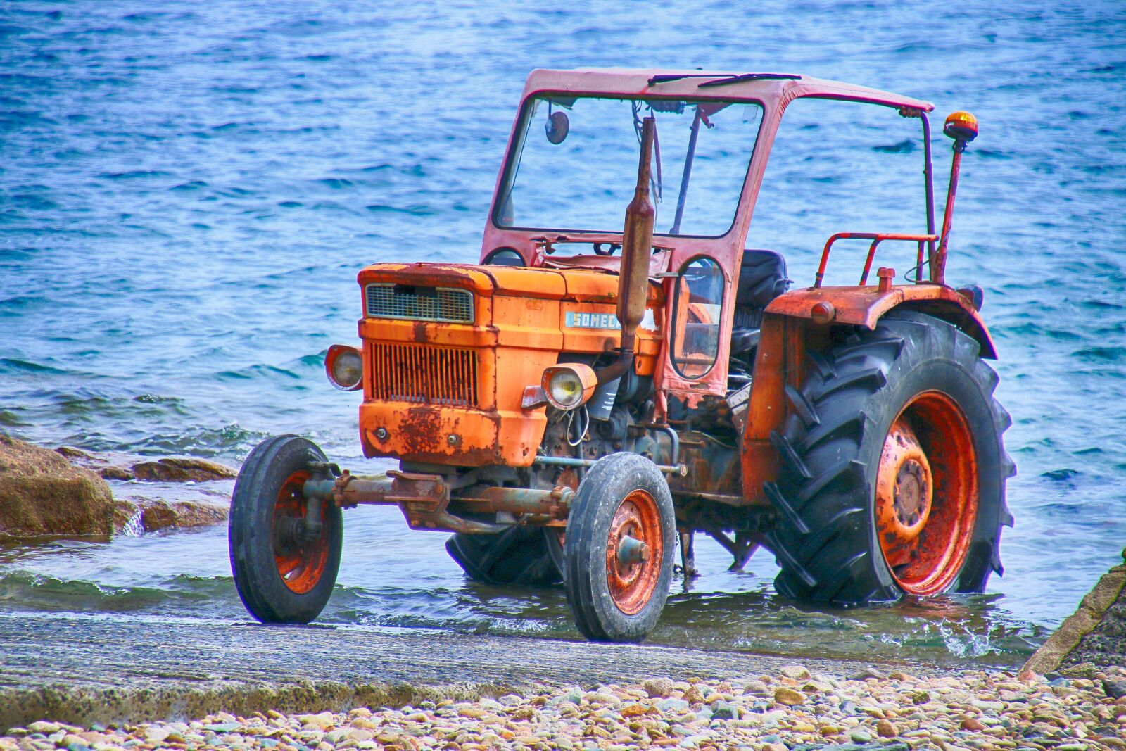 Canon EOS 70D sample photo. Tractor, marin, sea photography