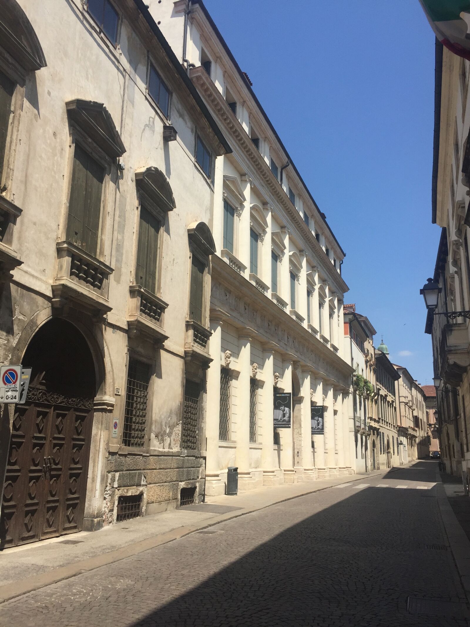iPhone 6 back camera 4.15mm f/2.2 sample photo. Vicenza, empty street, italy photography