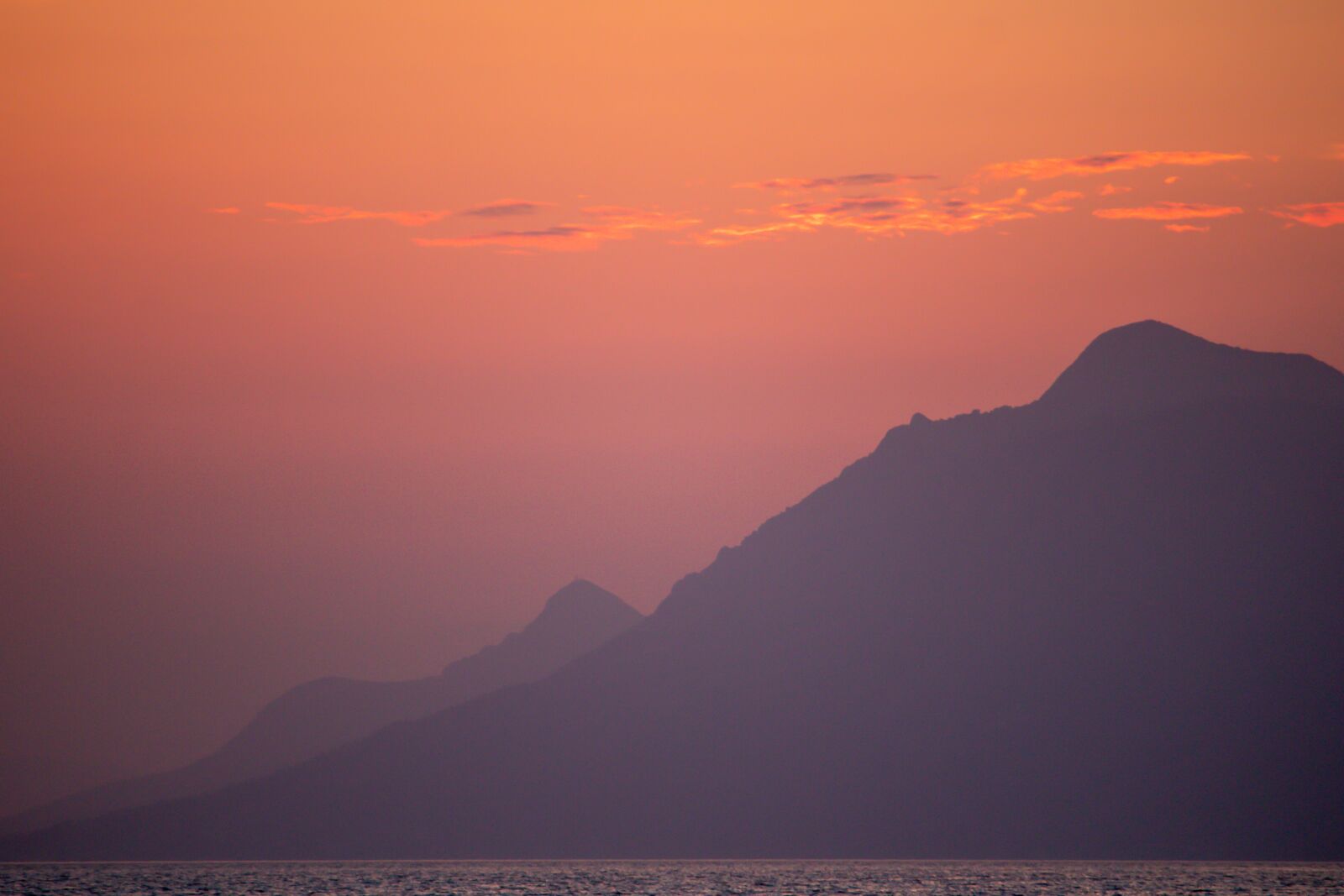 Canon EOS 1300D (EOS Rebel T6 / EOS Kiss X80) + Canon EF-S 55-250mm F4-5.6 IS STM sample photo. Croatia, sunset, mountains photography