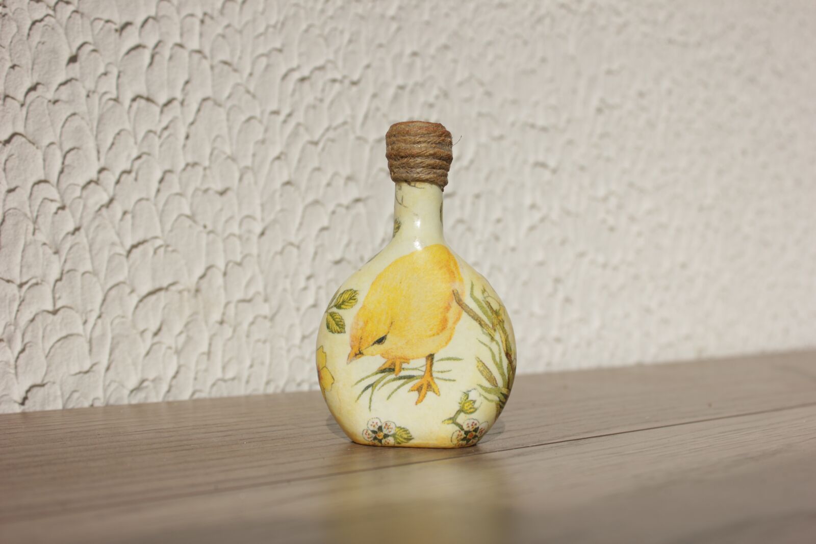 Canon EOS 600D (Rebel EOS T3i / EOS Kiss X5) sample photo. Yellow bottle, chicken, decoupage photography