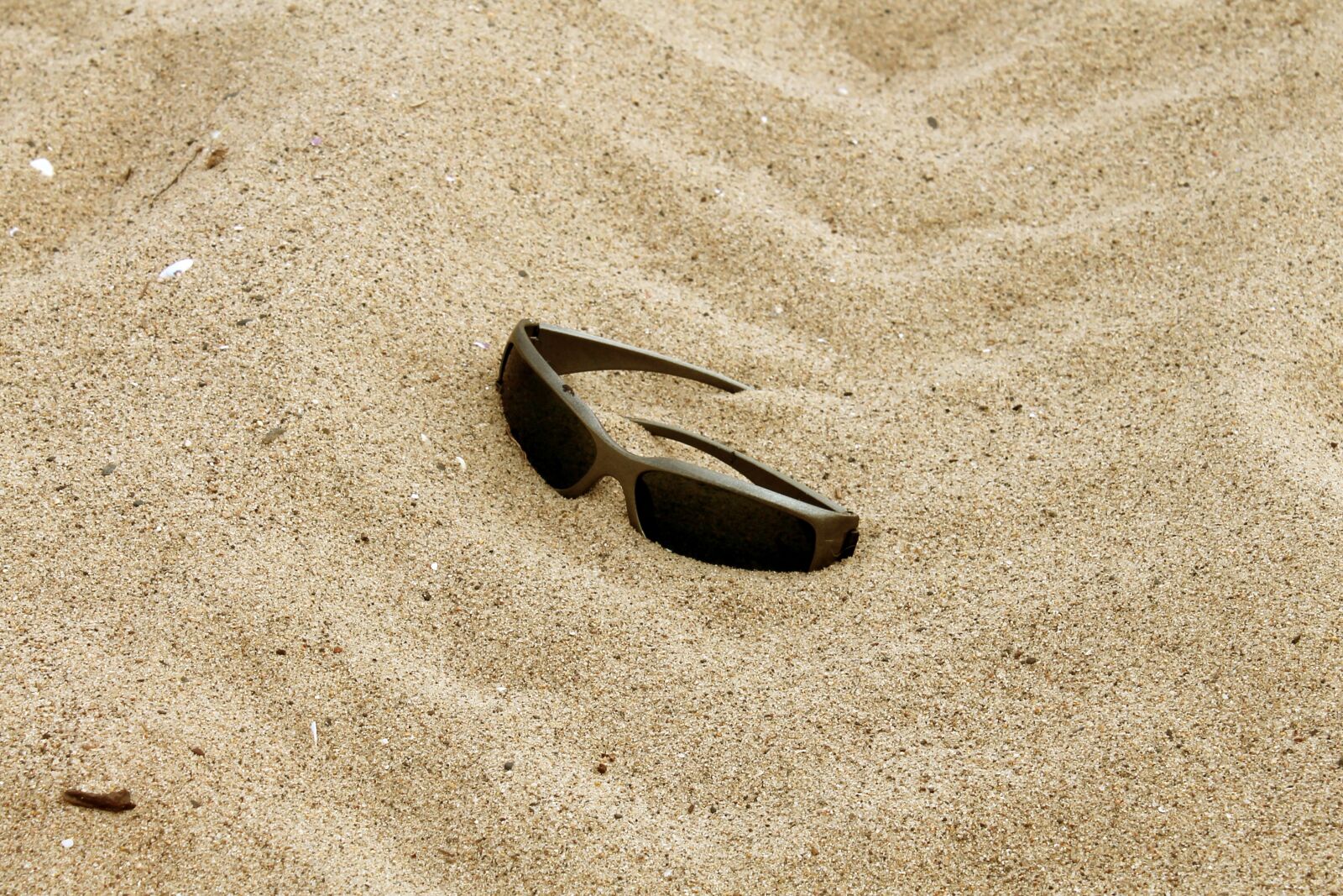 Canon EOS 1100D (EOS Rebel T3 / EOS Kiss X50) sample photo. Beach, sand, sunglasses photography