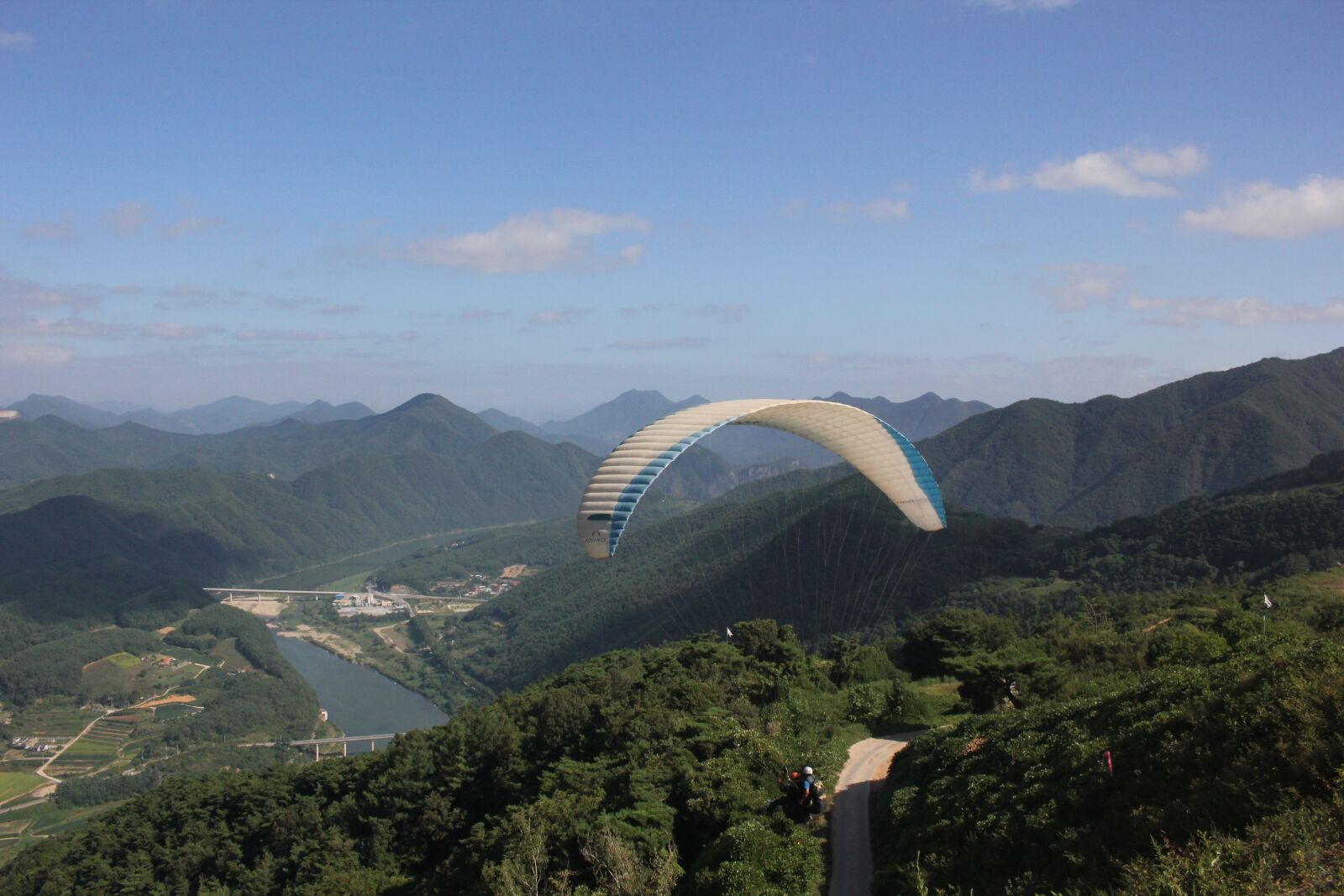 Canon EOS 550D (EOS Rebel T2i / EOS Kiss X4) sample photo. Paragliding, flight, sport photography