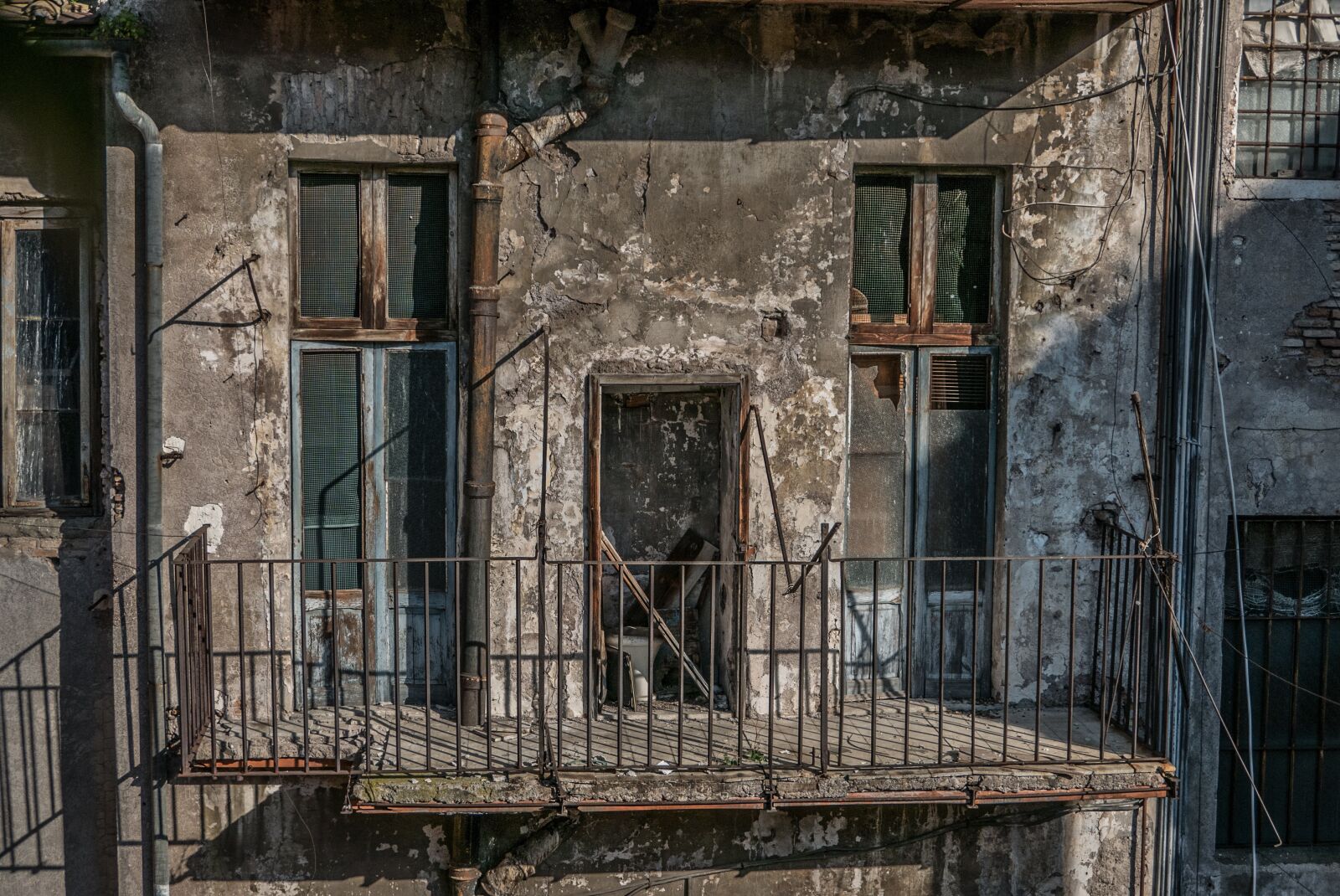 Panasonic Lumix DMC-LX100 sample photo. Windows, old, building photography