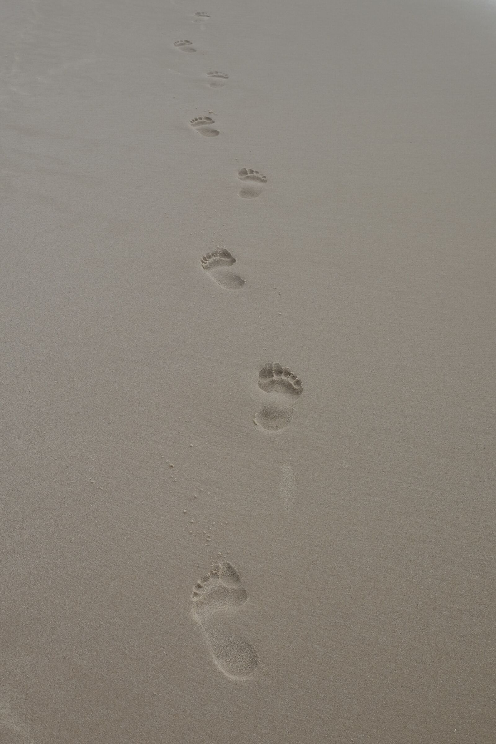 Fujifilm X-T10 sample photo. Sand, beach, footprints photography