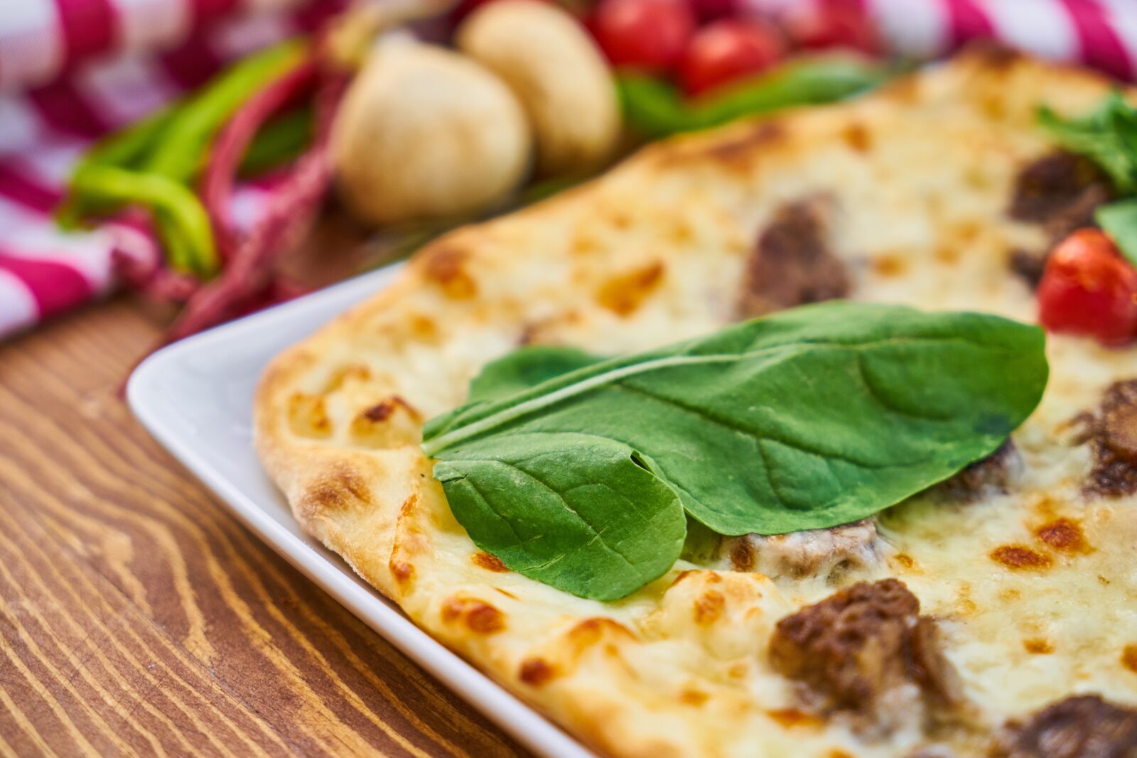 Sony a7R II sample photo. Pizza, tomato, bacon photography