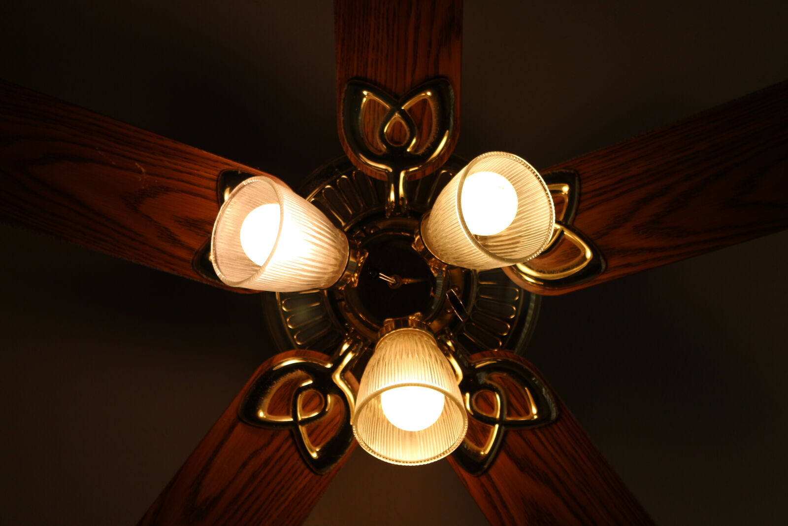 Canon EOS 700D (EOS Rebel T5i / EOS Kiss X7i) sample photo. Chandelier, classic, decoration, illuminated photography