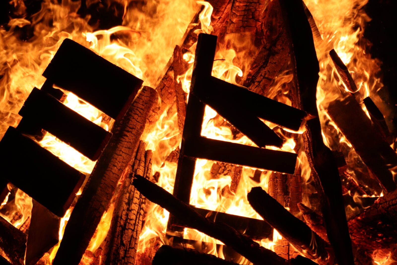 Canon EOS 200D (EOS Rebel SL2 / EOS Kiss X9) sample photo. Fire, st -martin, flame photography